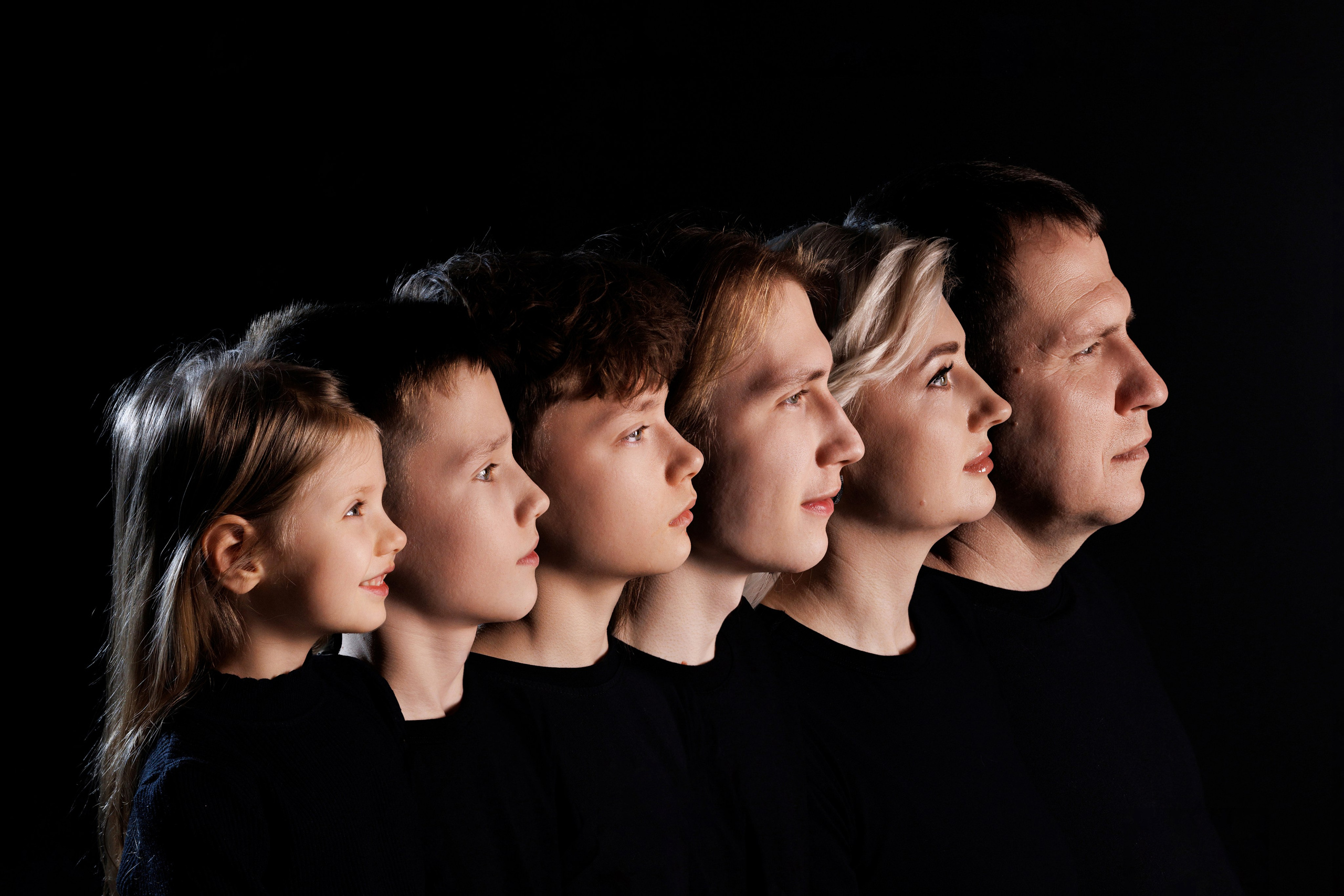 Портрет поколений на чёрном фоне. Семейный и детский фотограф в Краснодаре Анна Трашкова