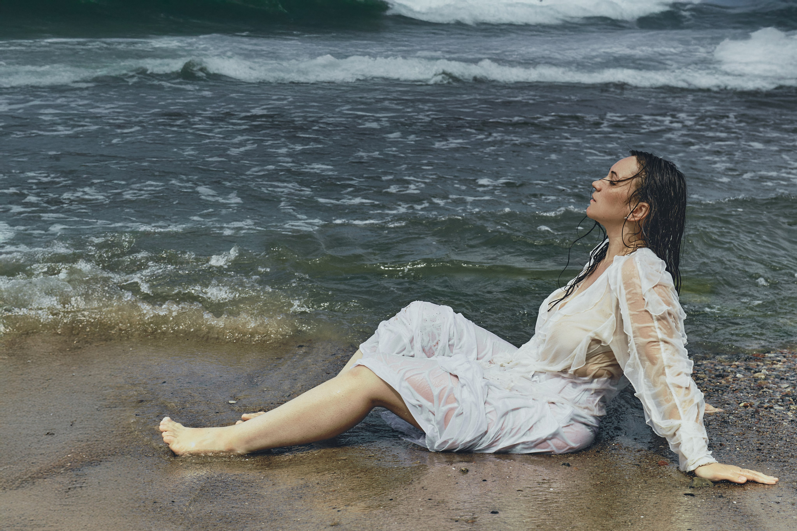 Женская индивидуальная фотосессия у берега балтийского моря для девушки фэшен фотографом Екатериной Врублевской отель Метрополь Зеленоградск Балтийк Куршская коса