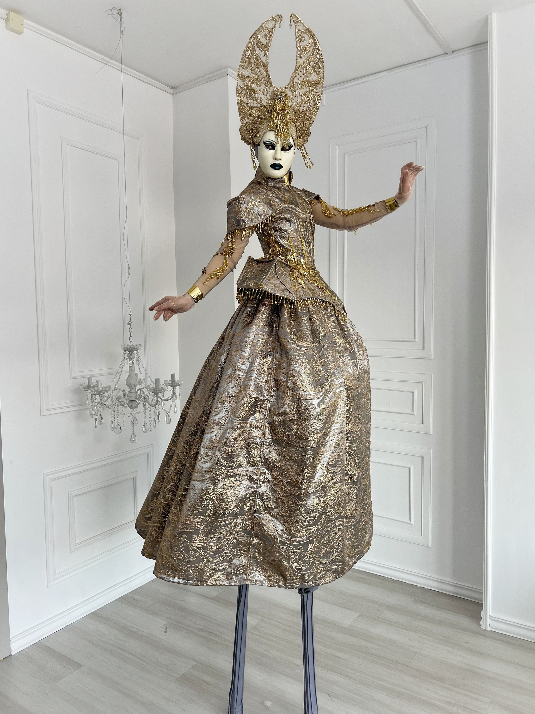 Валькирия золотая на ходулях. Мимы и Ходулисты на встречу гостей. Москва