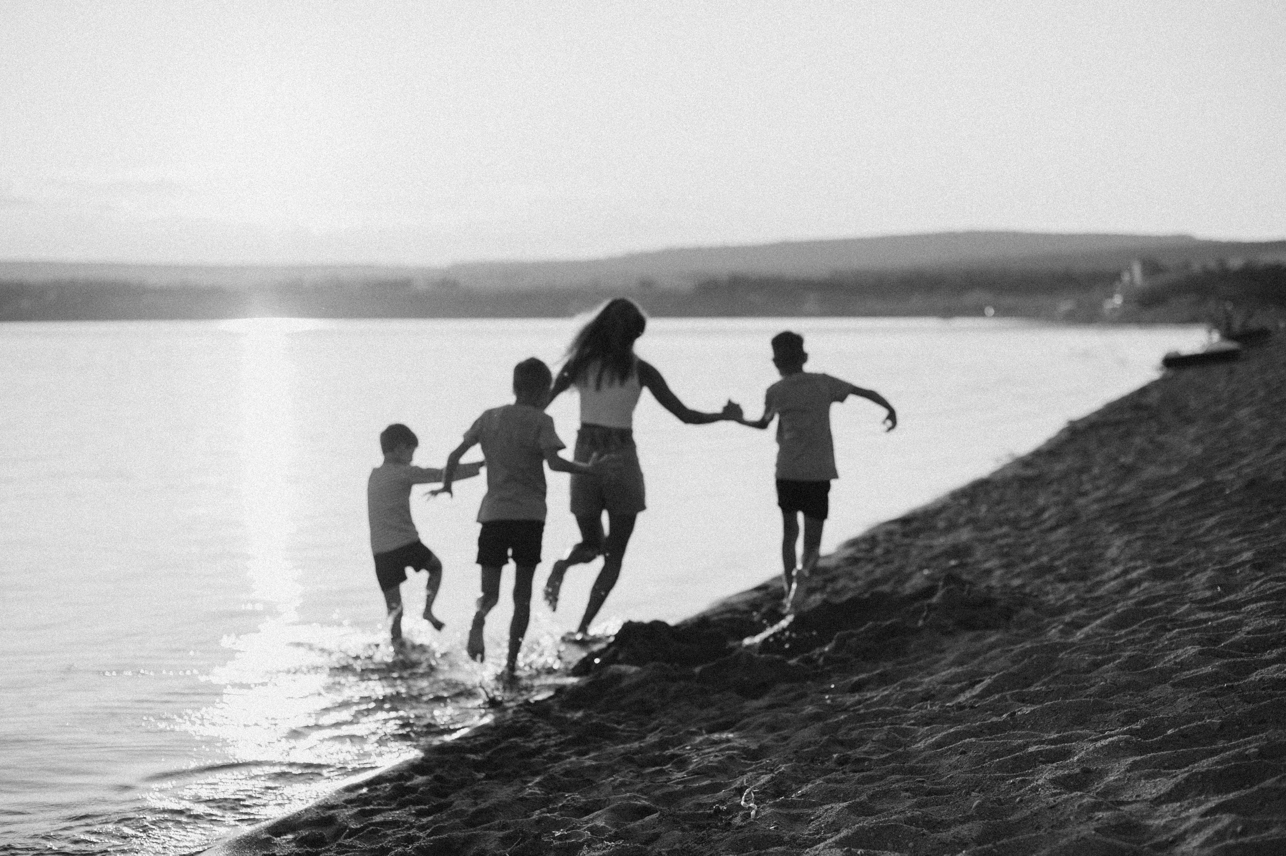 Катя и детишки на Арахлее. Фотограф Виктория Воронина