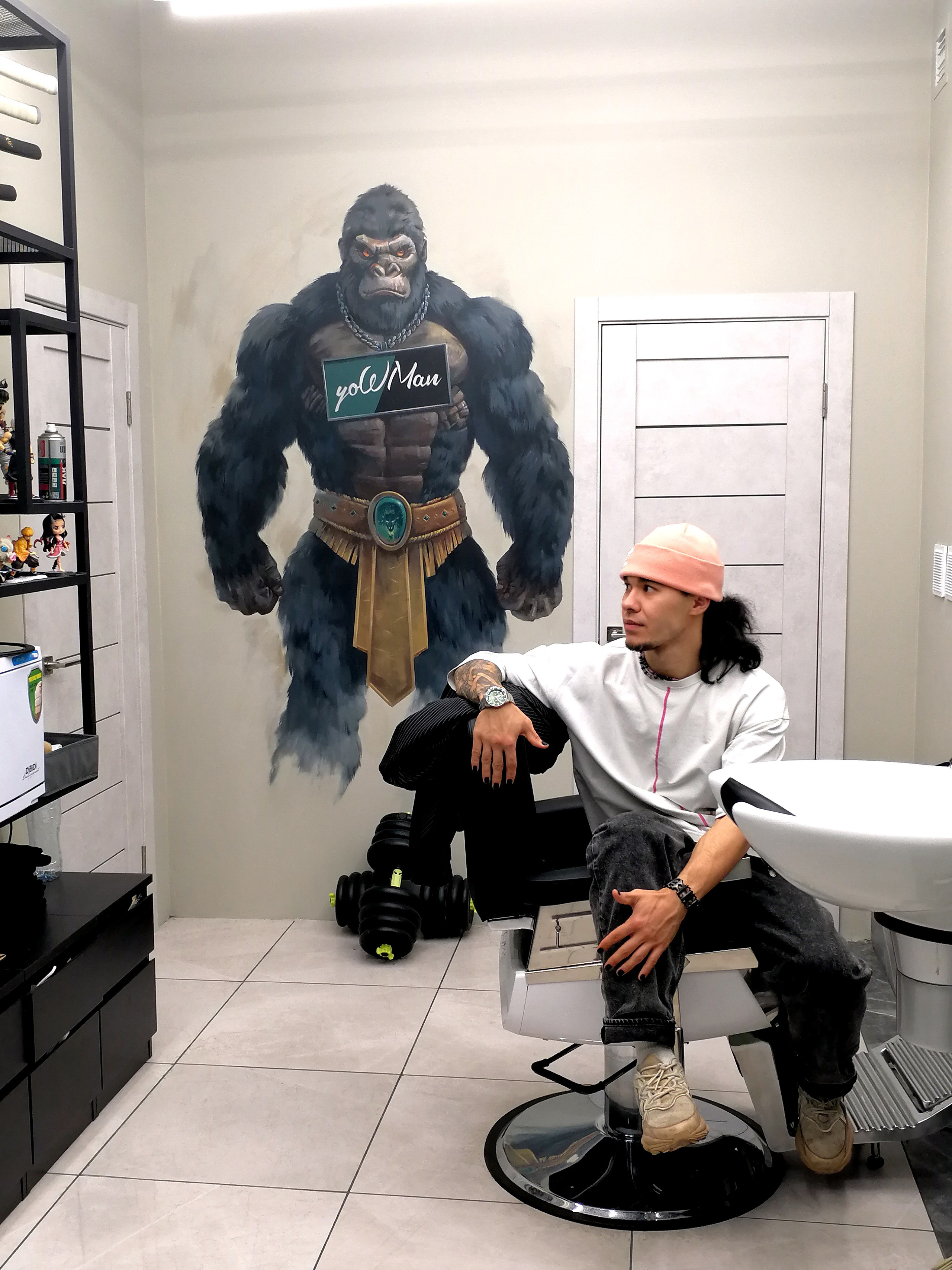 изображение большой обезьны в пространстве барбершопа.