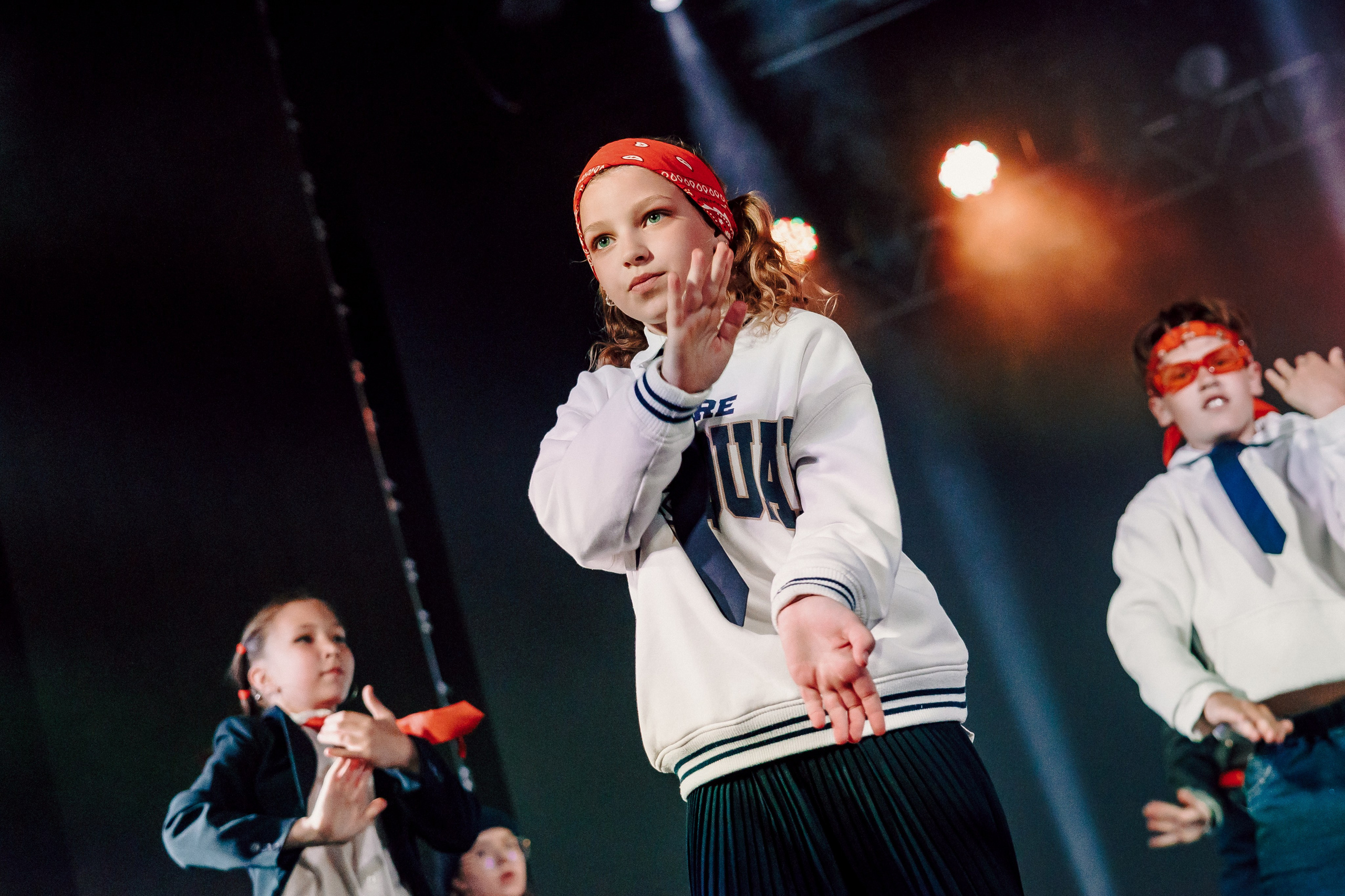 Отчётный концерт танцевальной школы «Red Rabbits» 2025. Лёшка Варзегов — фотограф