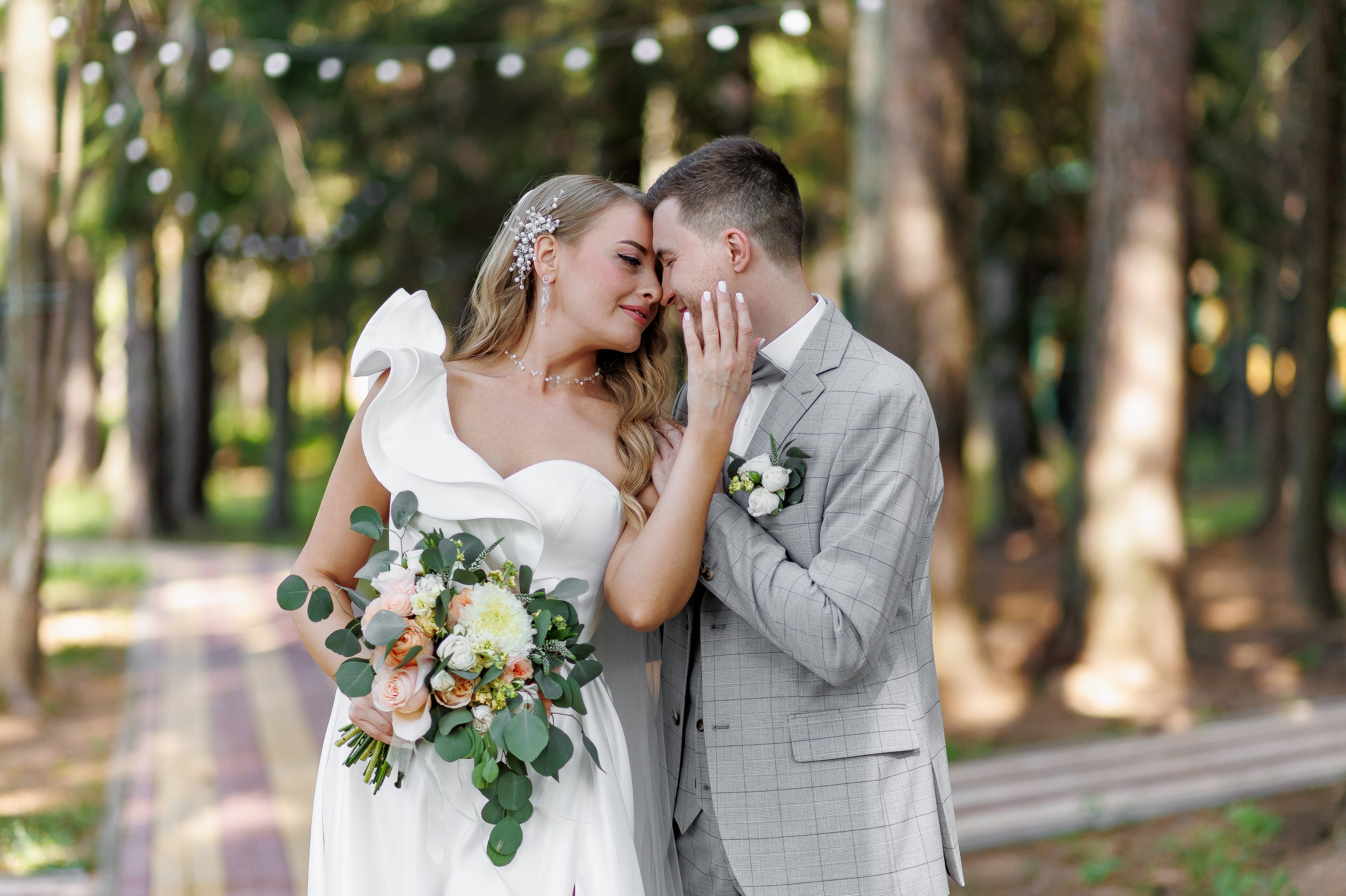 Ваш свадебный альбом – это история любви, написанная светом и тенью. Позвольте профессионалу рассказать её красиво.