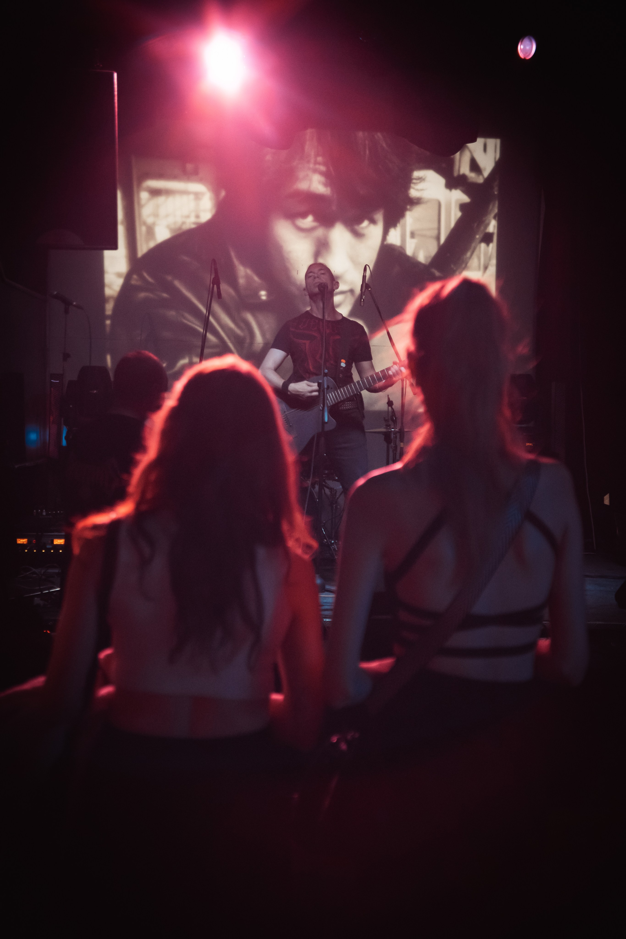 Павел Горловой, Концерт памяти В.Цоя, 16.08.2025, Эрмитаж. Фотограф Регина Крикунова г. Красноярск