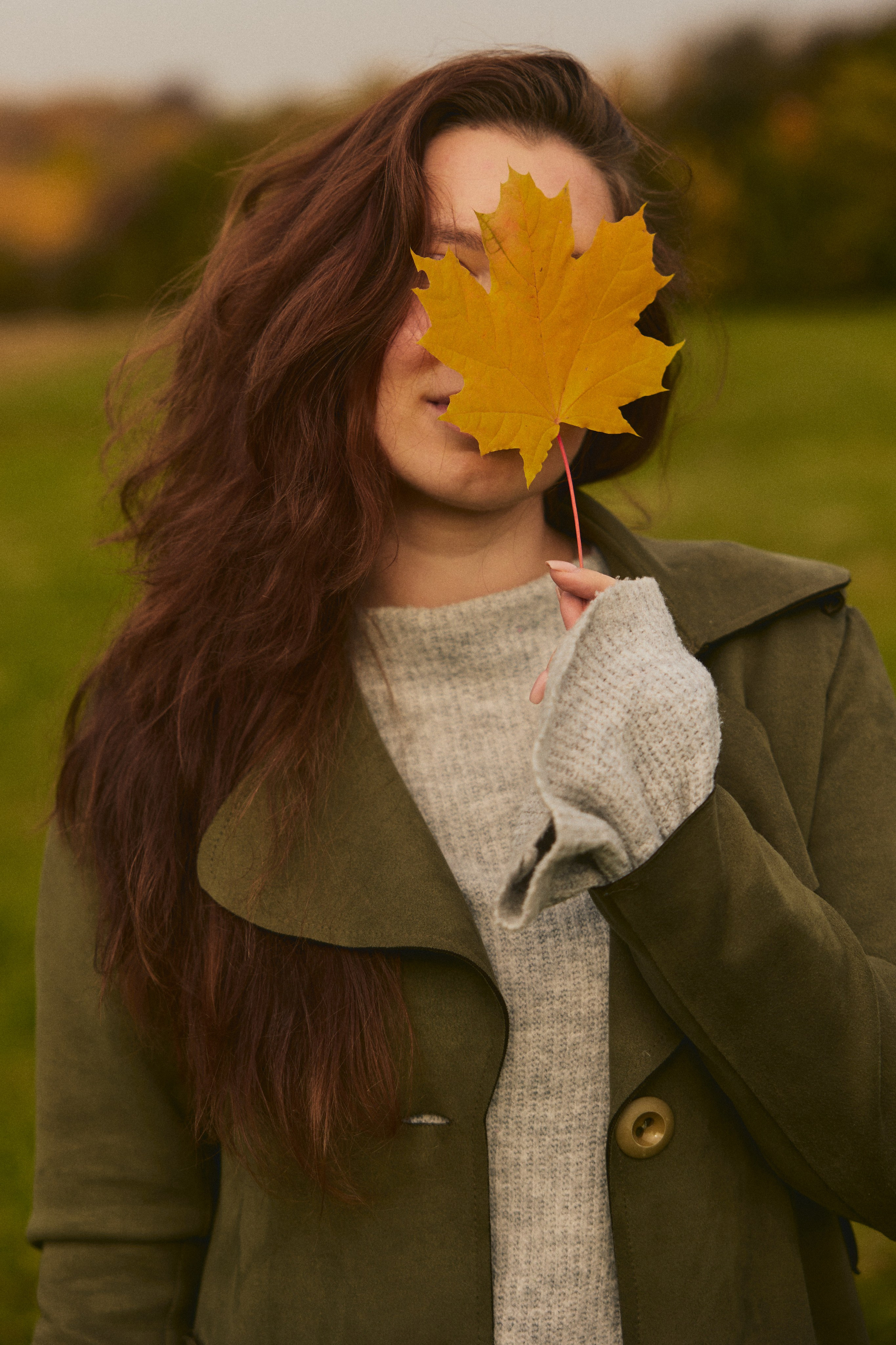 осенняя фотосессия в Москве, девушка с кленовым листом