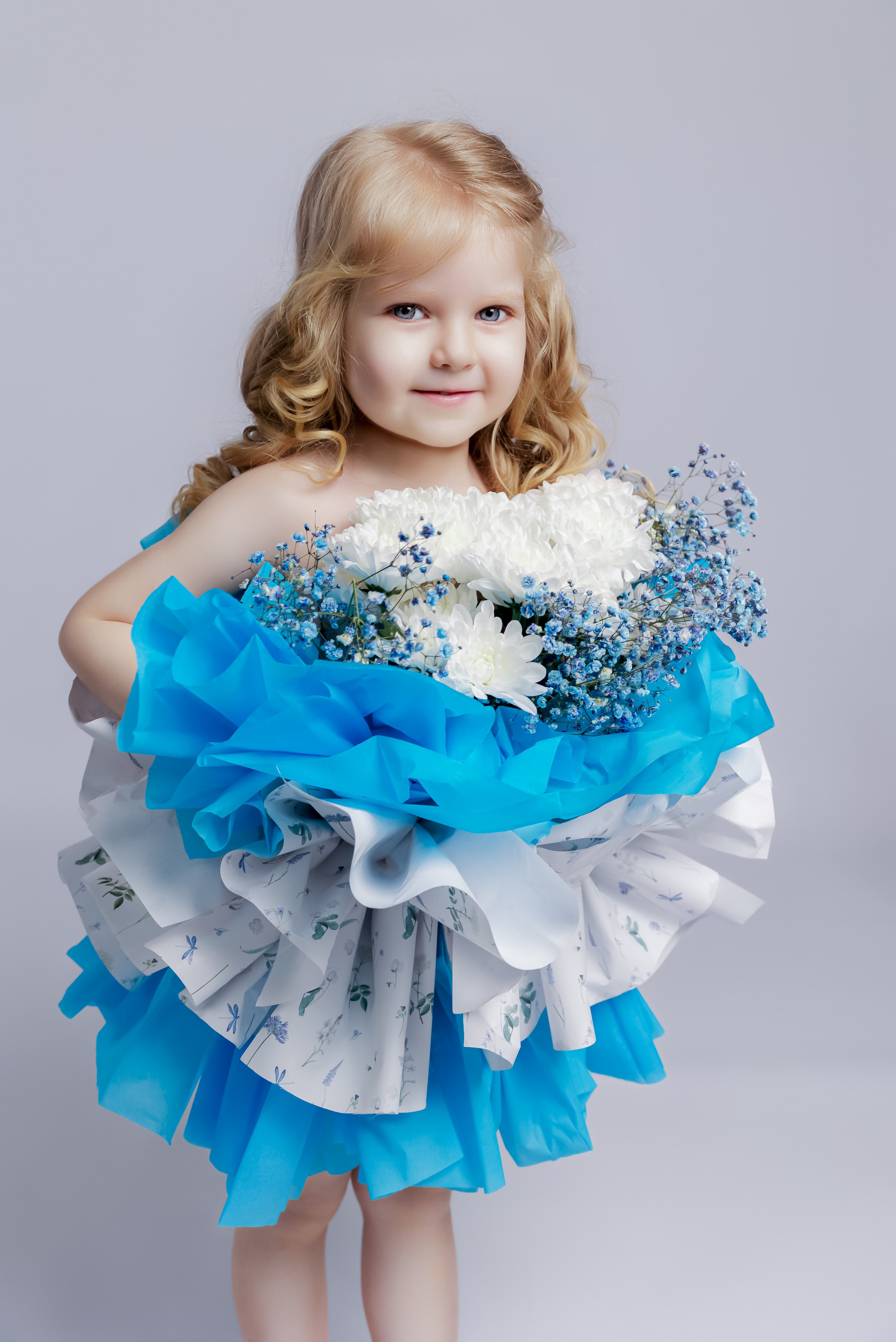 Цветочная фотосессия двух сестер в студии