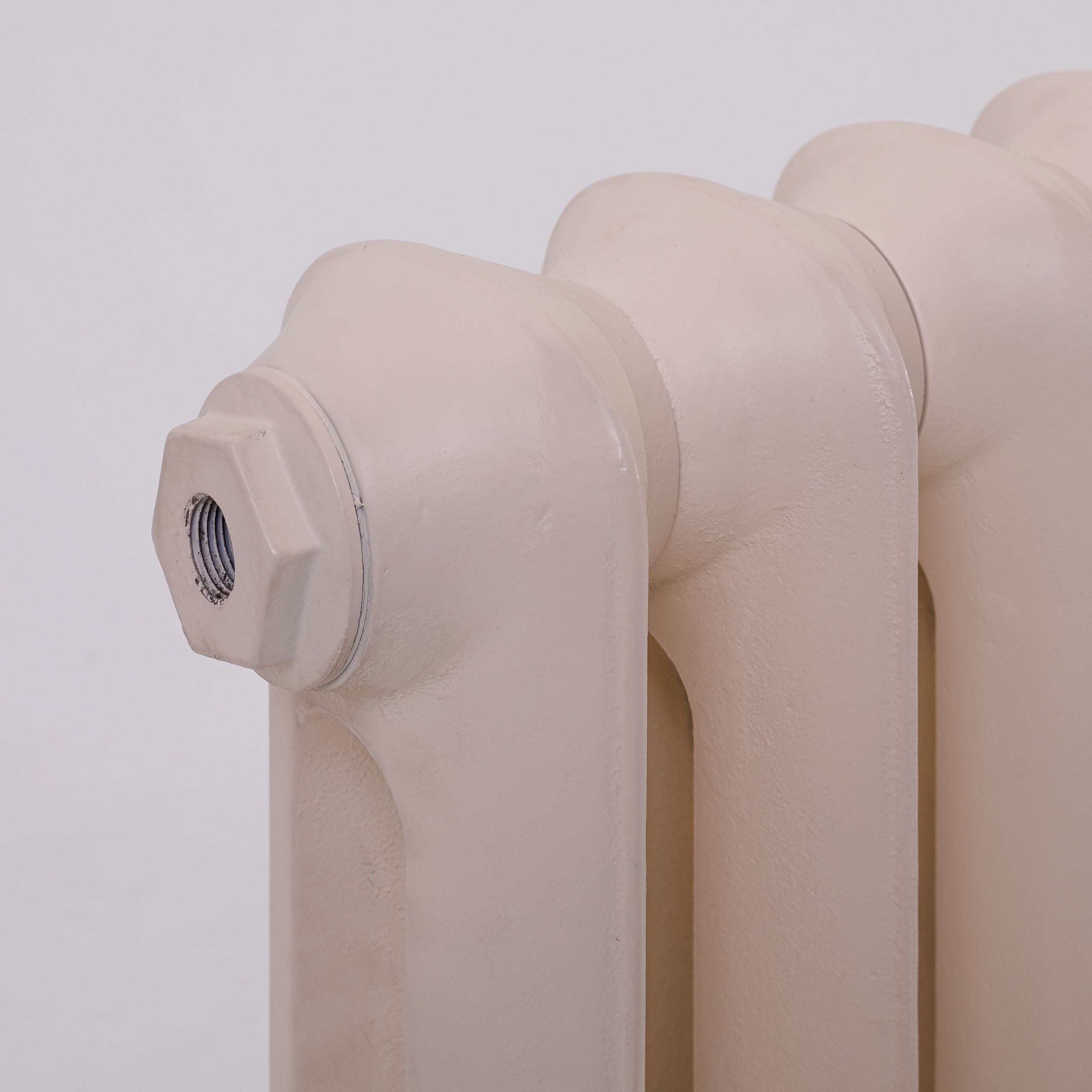 Предметные фотографии дизайнерских радиаторов отопления в стиле ретро