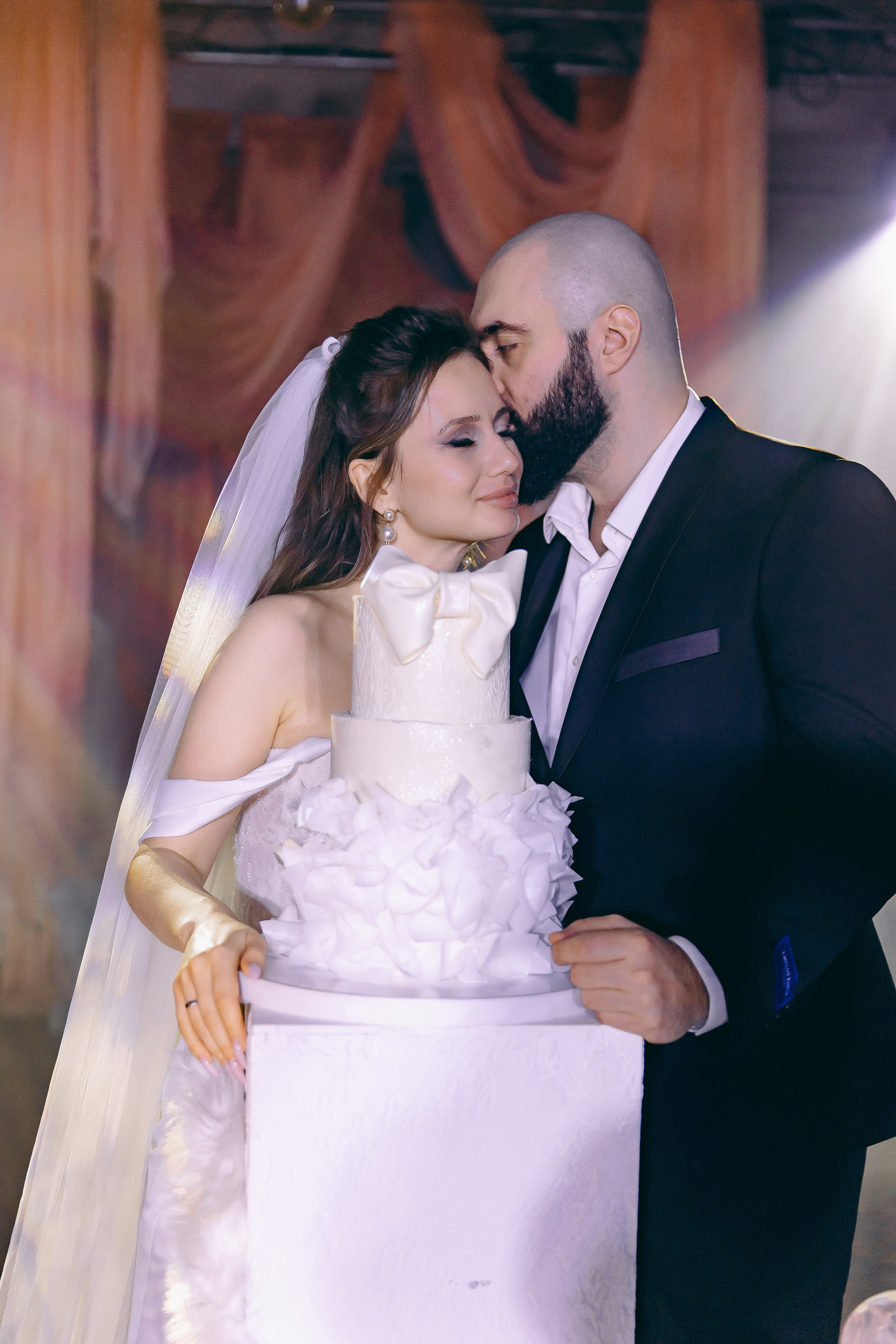 История торта Олеси и Владимира. Свадебный и семейный фотограф в Рязани Саша Крутых