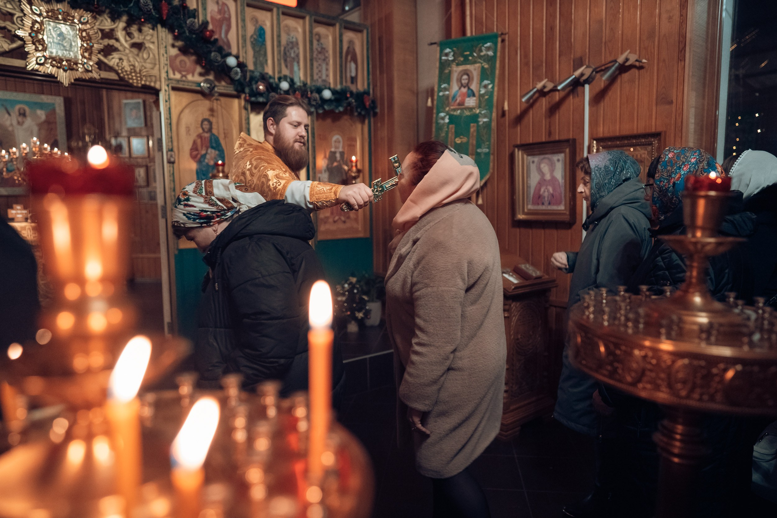 Ночная Божественная Литургия в день памяти Свт.Спиридона Тримифунтского, Севастополь. Церковный фотограф Севастополь