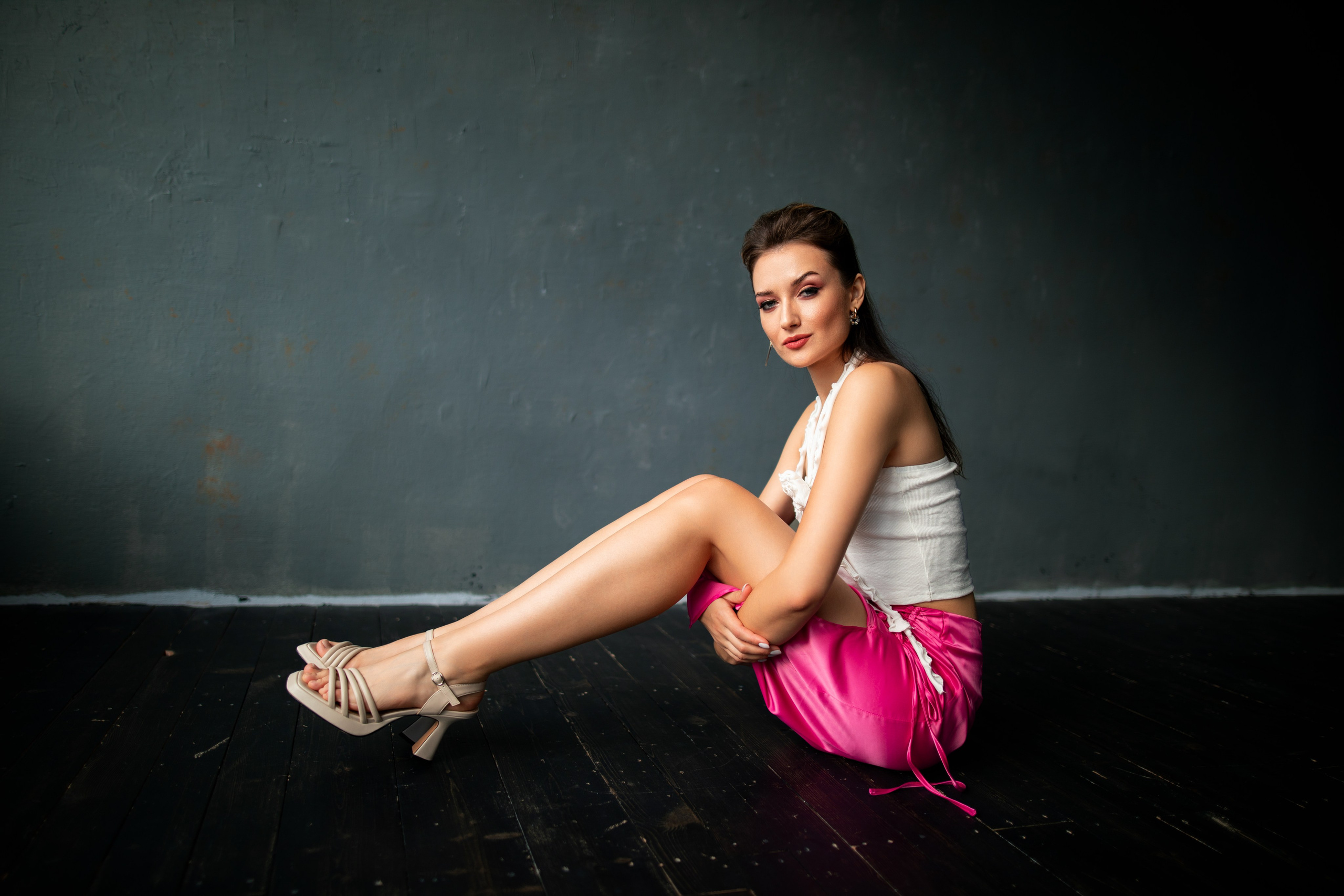 Студийный фотосет с Анастасией в минимальном интерьере в формате для «себя»