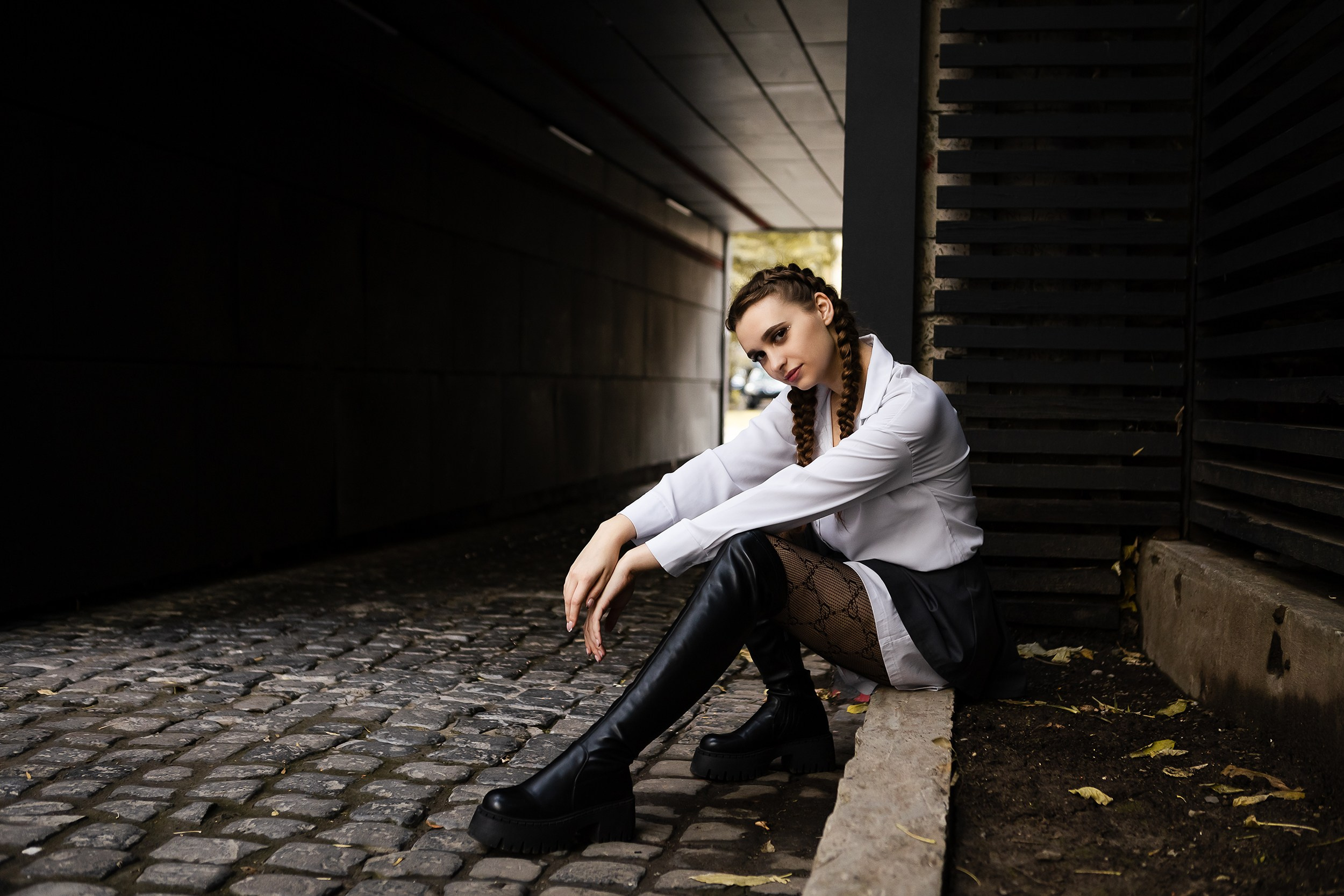 Девушка в белой рубашке идеи и позы