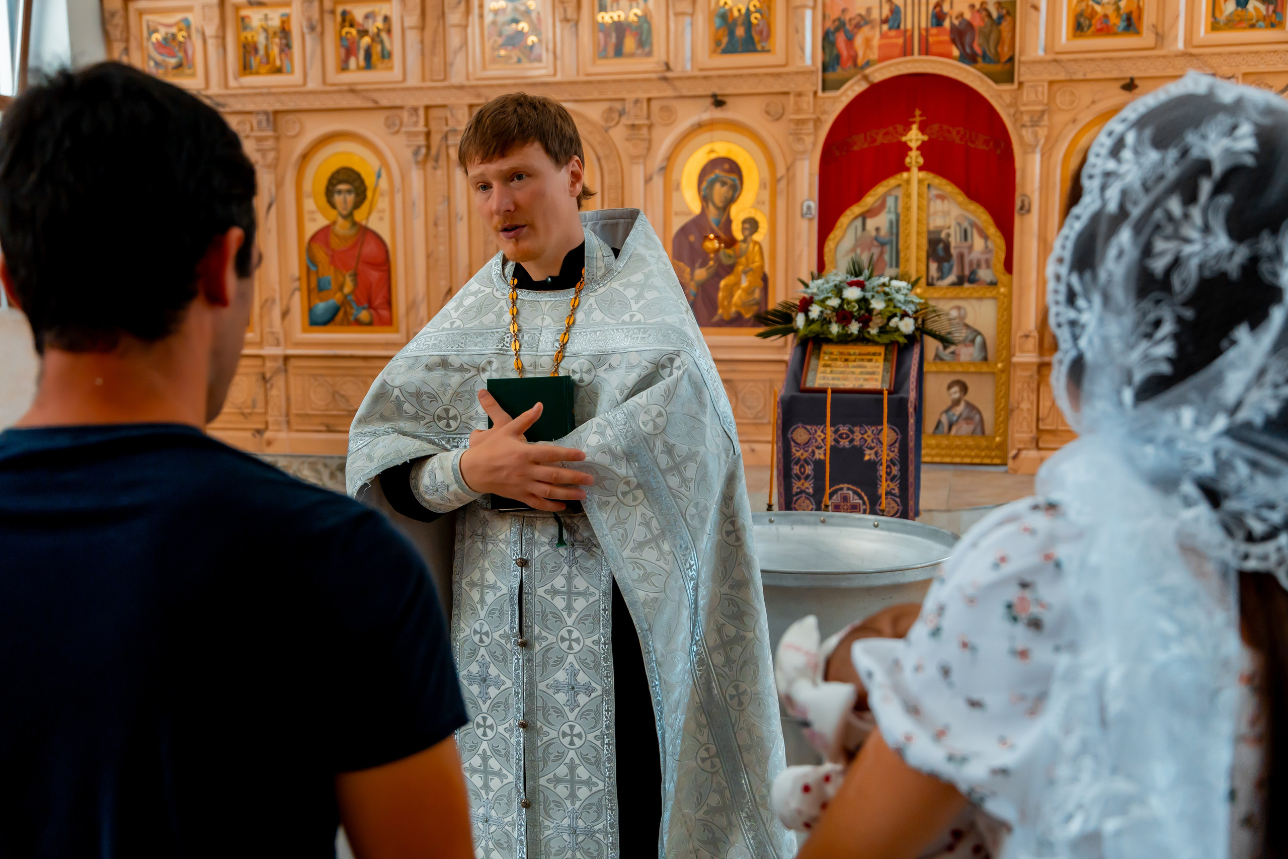 Крещение брата и сестры в храме Апостола Симона Кананита в Лоо. Семейный фотограф в Сочи, Лоо, Дагомысе, Вардане Кучумова Олеся