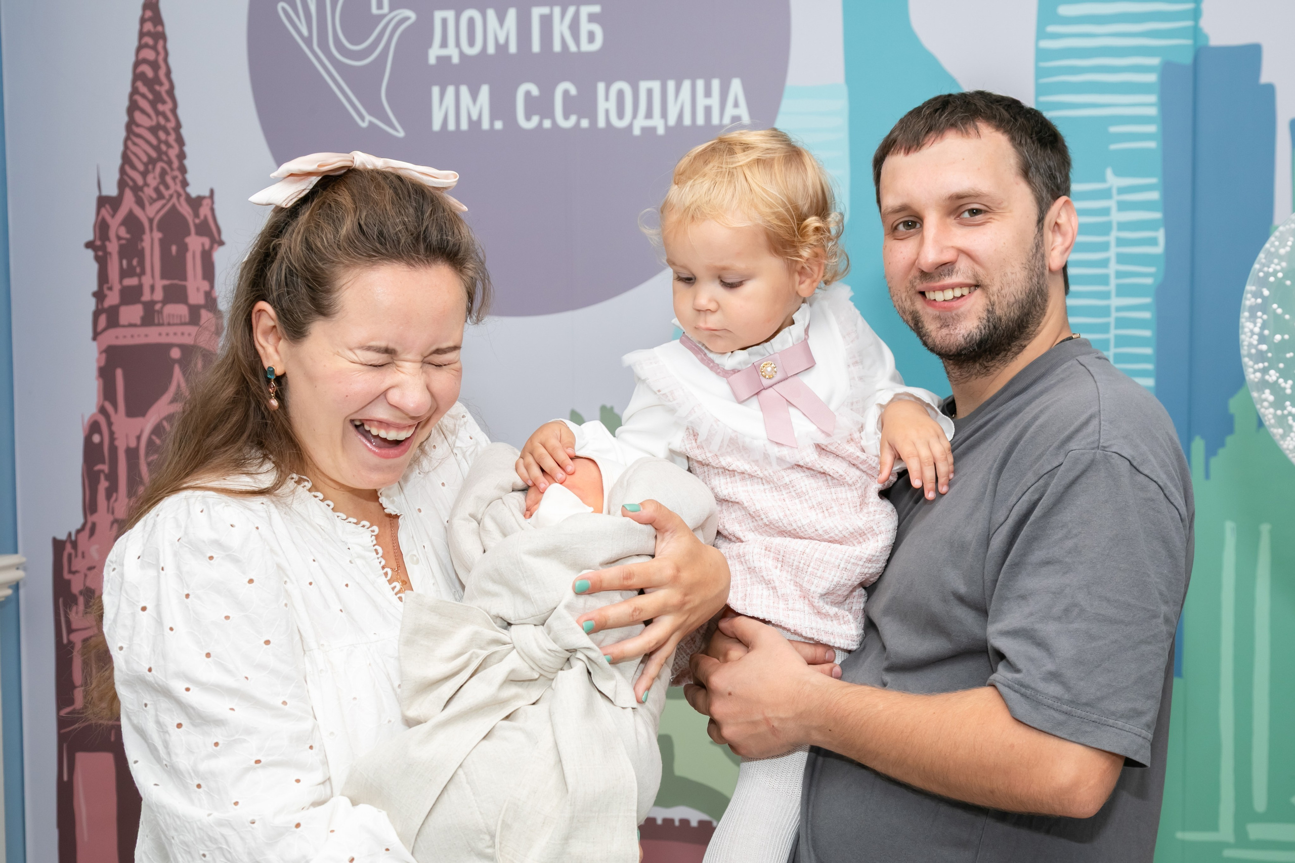 Съемка выписки из роддома 7 ГКБ Юдино Москва. Фотосъемка выписки из роддома в Москве, заказать фотографа на выписку ньюборн съемка в роддоме newborn фотограф в Юдино