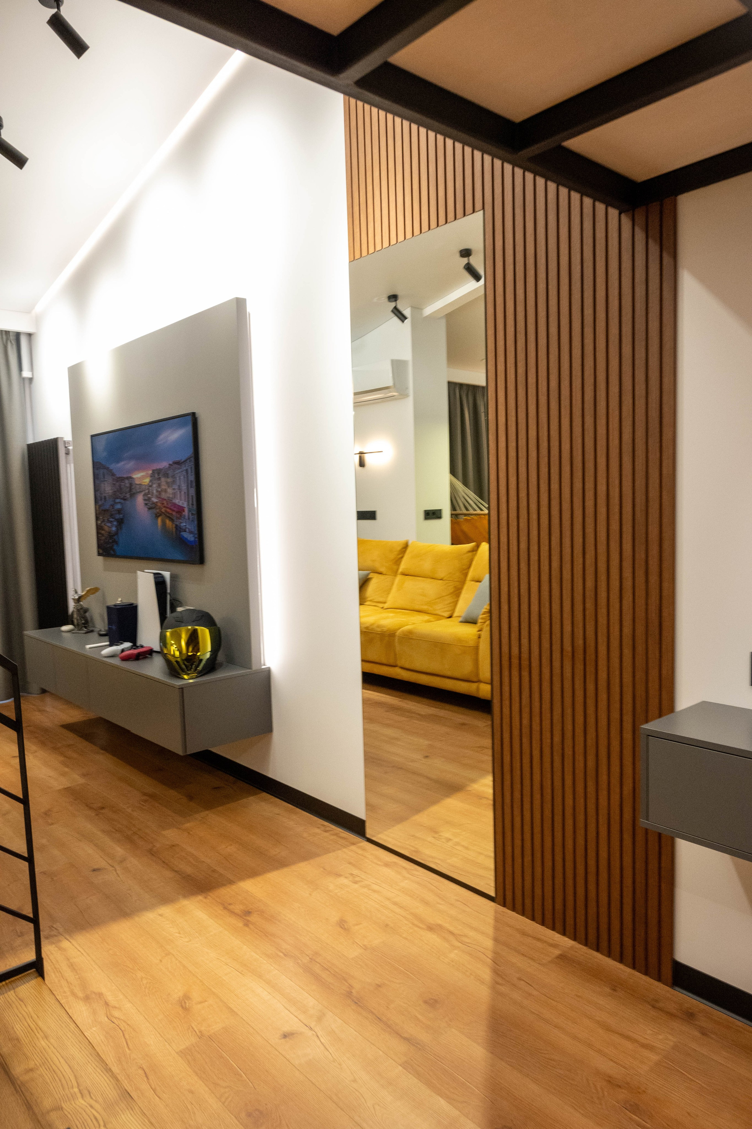 The apartment is on two levels. Fotograf Dmitrii Donets