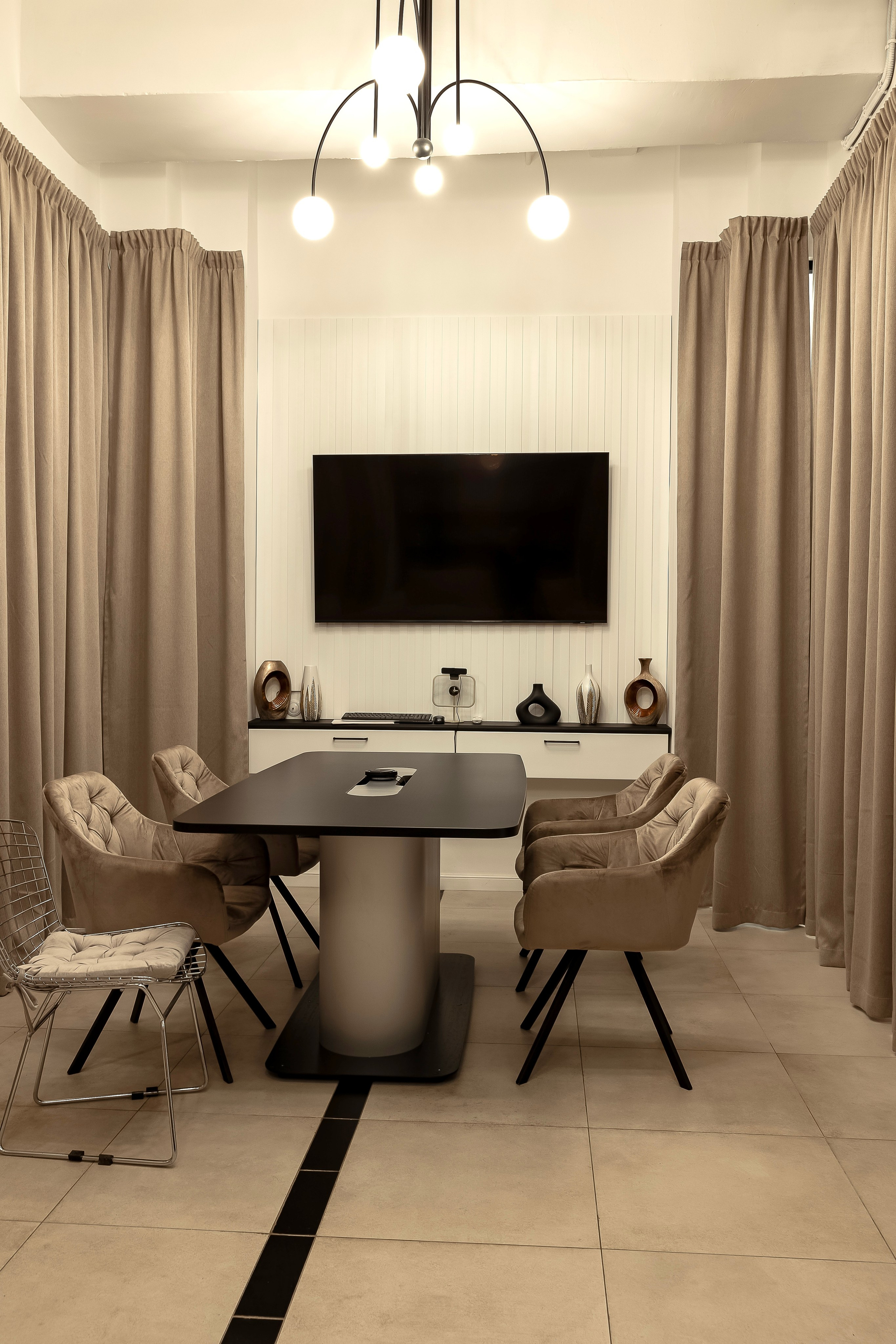 Офис кинопродакшена «StarMedia». Лисенкова Алиса — Фотограф, видеомейкер. Москва