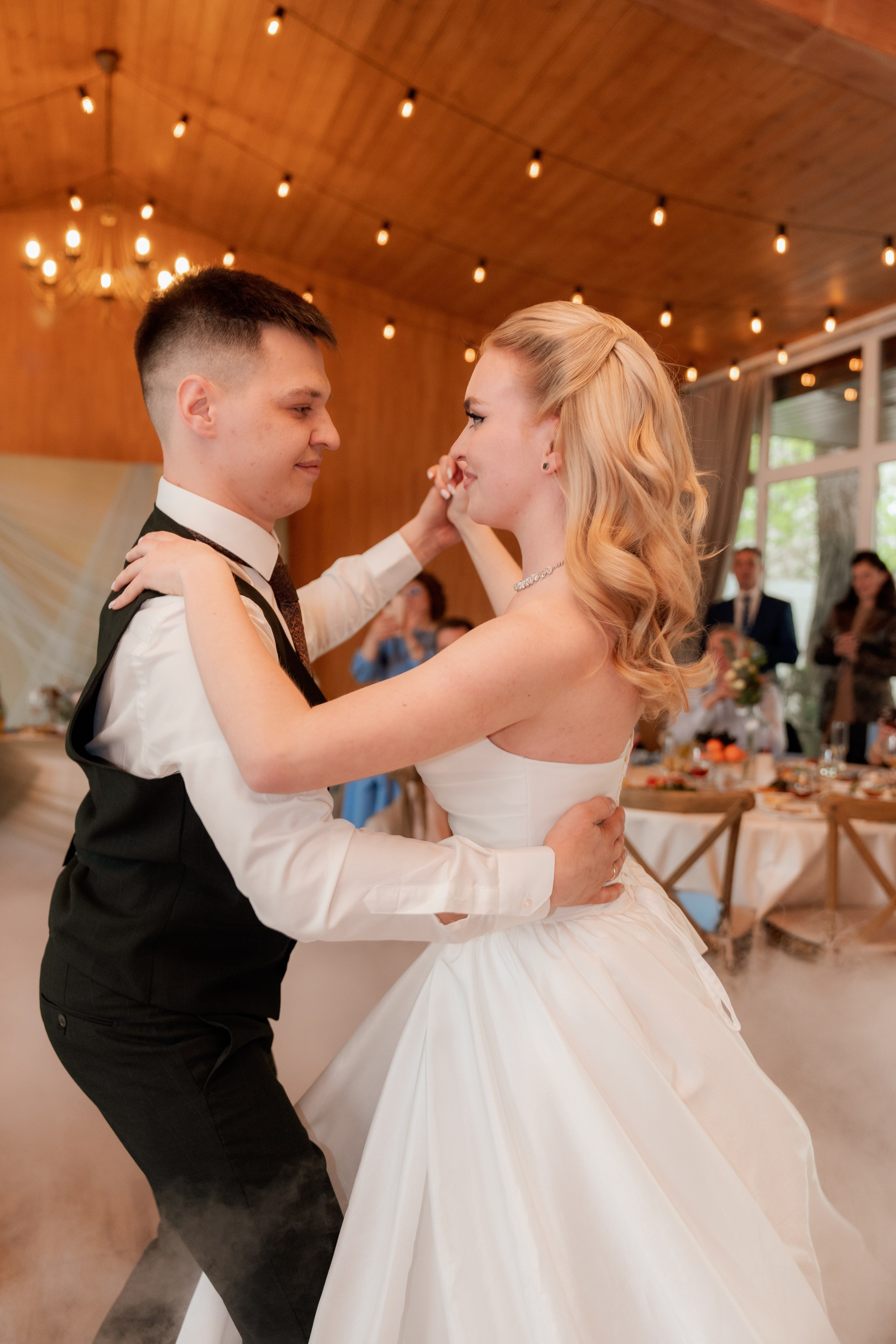 Алиса и Влад. Полный свадебный день (утро, усадьба, прогулка, выездная регистрация, банкет). Дата съемки 26.04.2025. Свадебный фотограф Москва