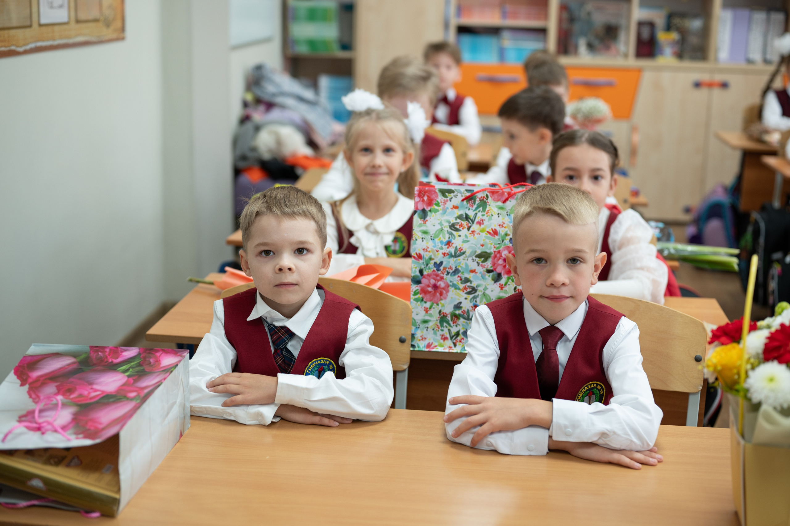 1 сентября 16 гимназия 2 класс (линейка + в классе+ на улице). Фотограф новорожденных, семейный детский в Тюмени Татьяна Морозова