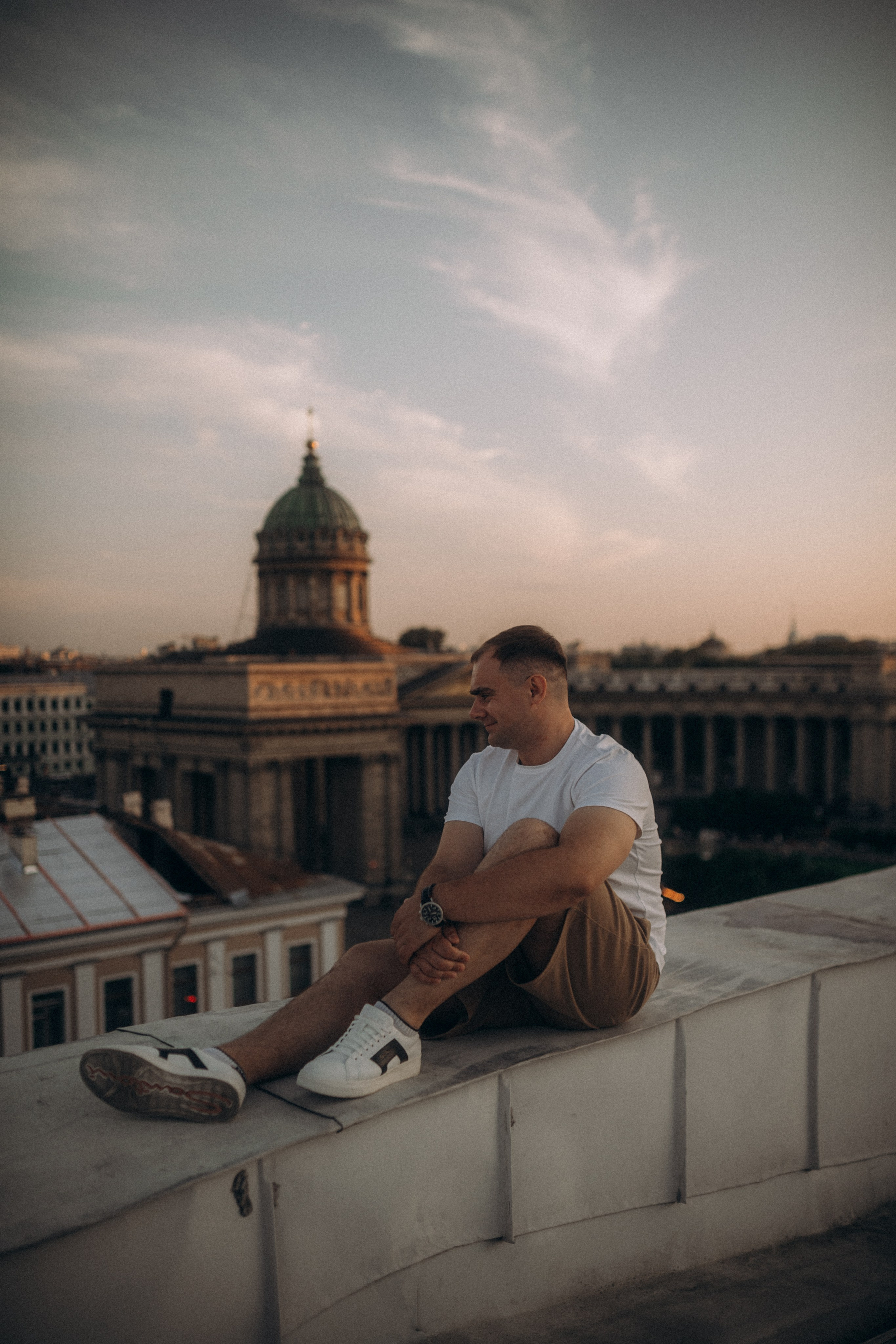 Мы сидим на питерской, теплой крыше. Фотограф в Санкт Петербурге Лара Великова