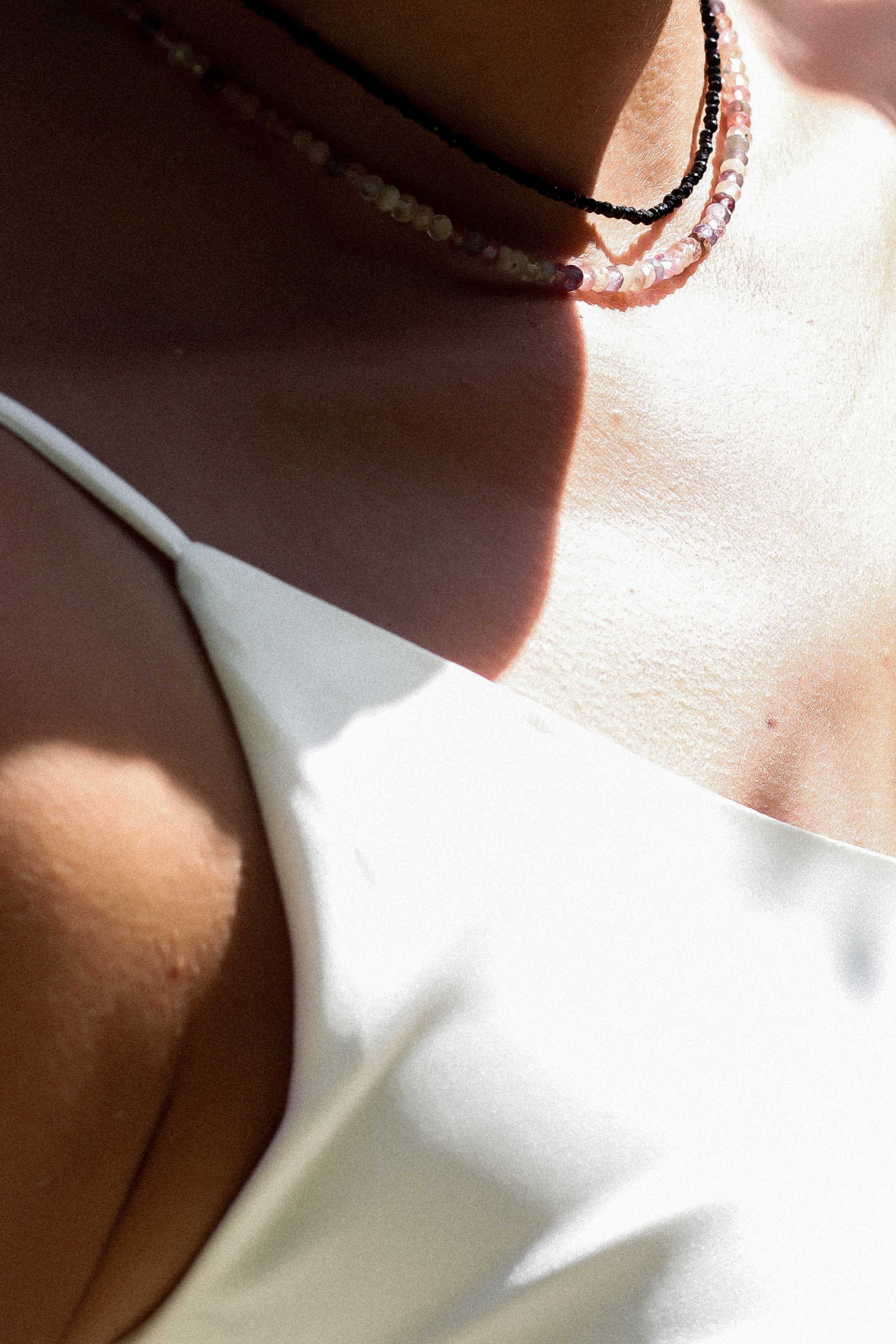 Коллекция украшения из натуральных камней. Фотограф на Шри-Ланке