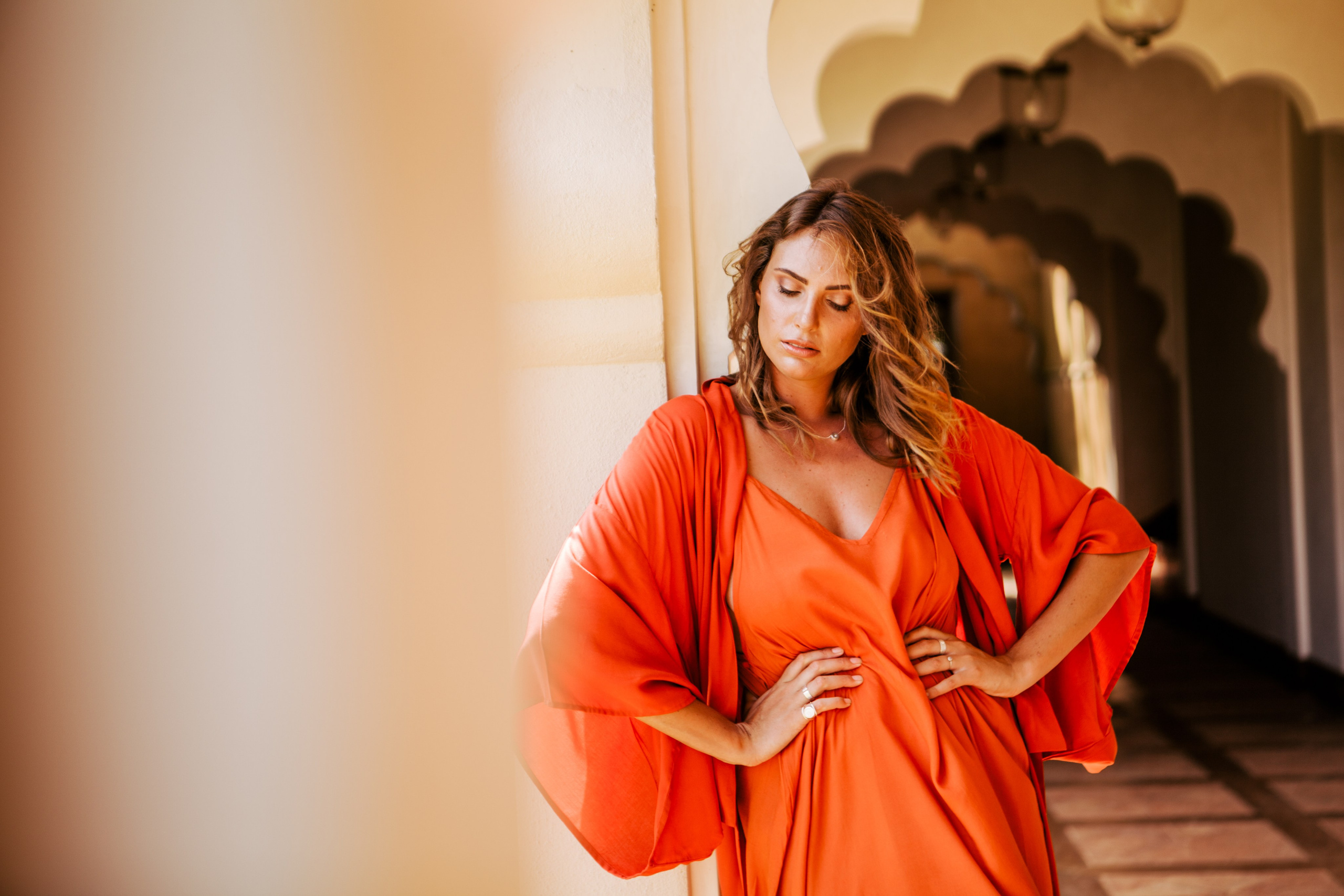 Девушка в красном платье в отеле Malabar Hill — Роскошная портретная съемка | Шри-Ланка. Фотограф на Шри-Ланке