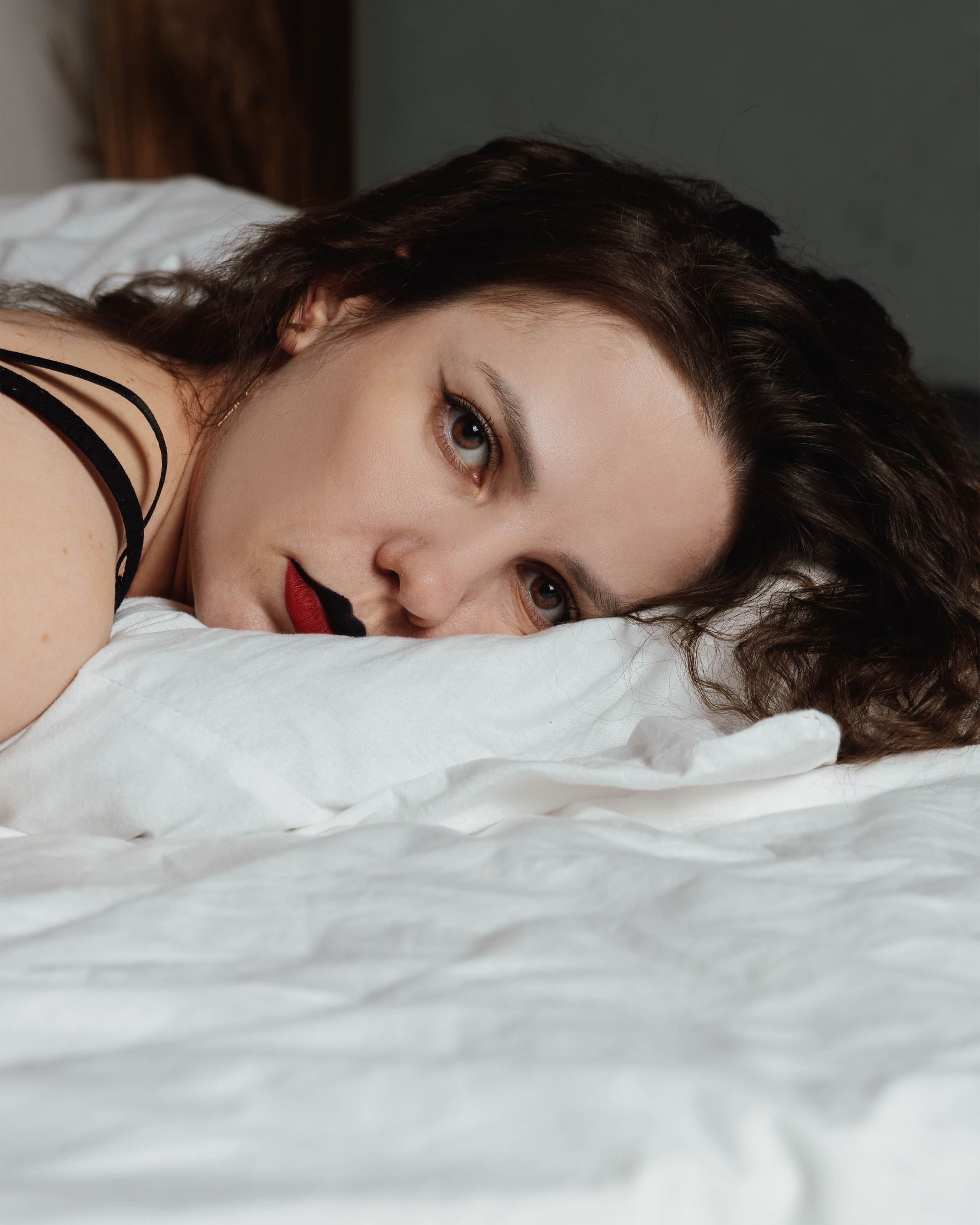 Екатерина — Упала на кровать. Индивидуальный фотограф в Москве