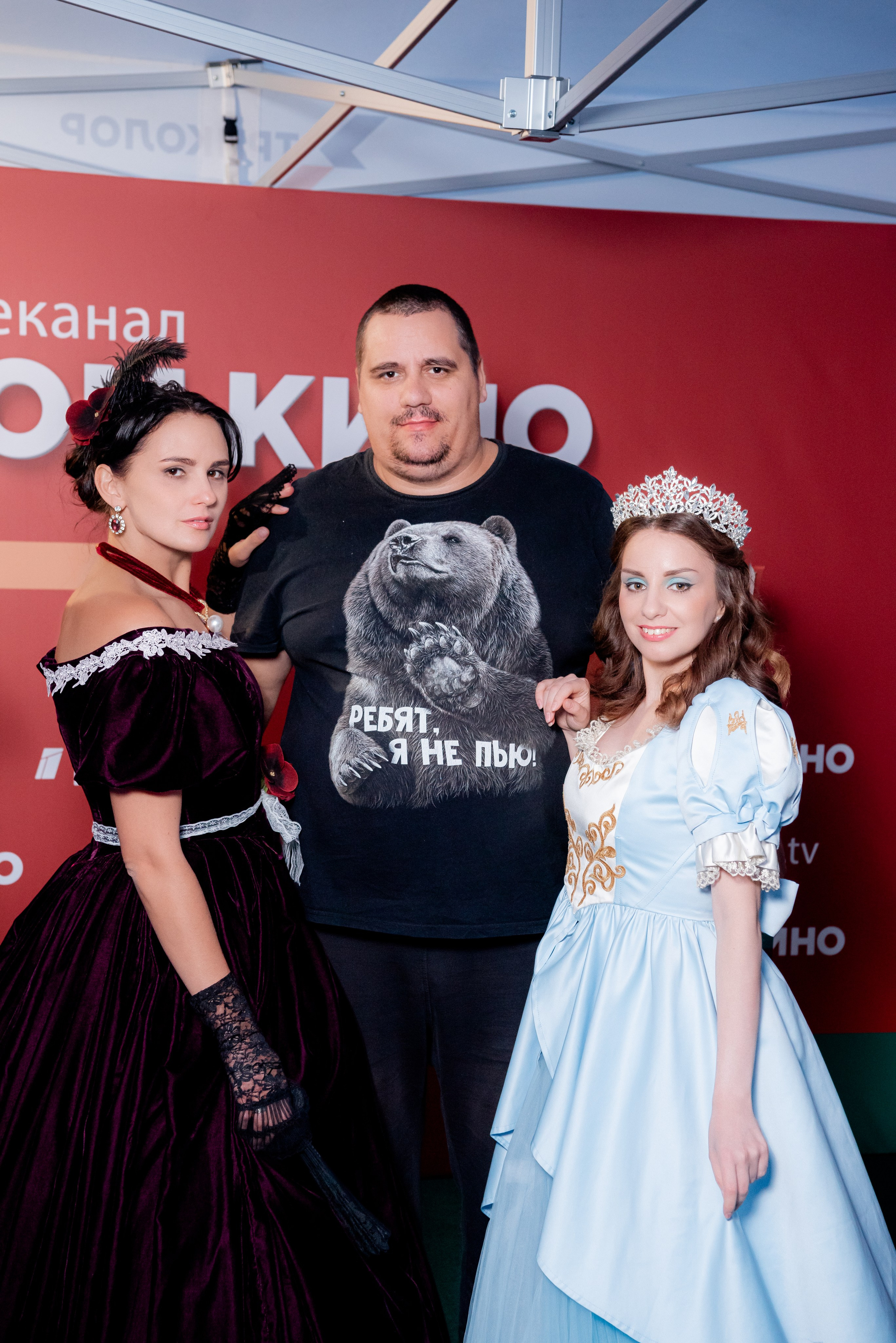 Портретные фото с артистами в палатке Триколор Дом Кинов на день города Волгоград. Фотограф в Волгограде и Волжском Александр Горбань