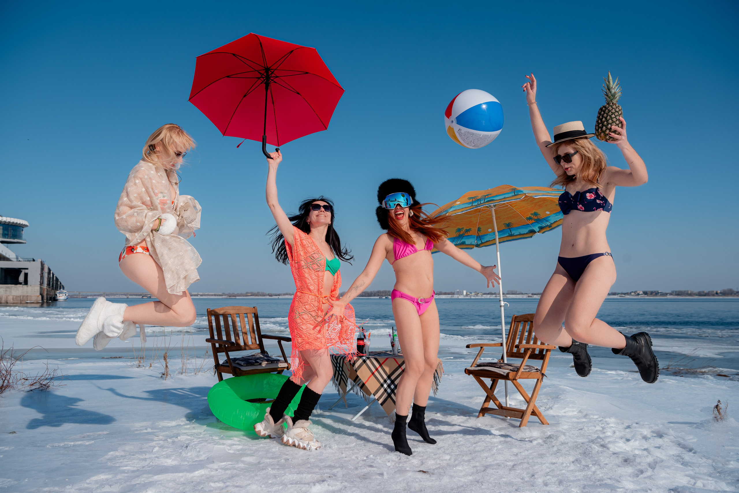 Моржи на Волге. Девушки в купальниках на снегу. Волгоград