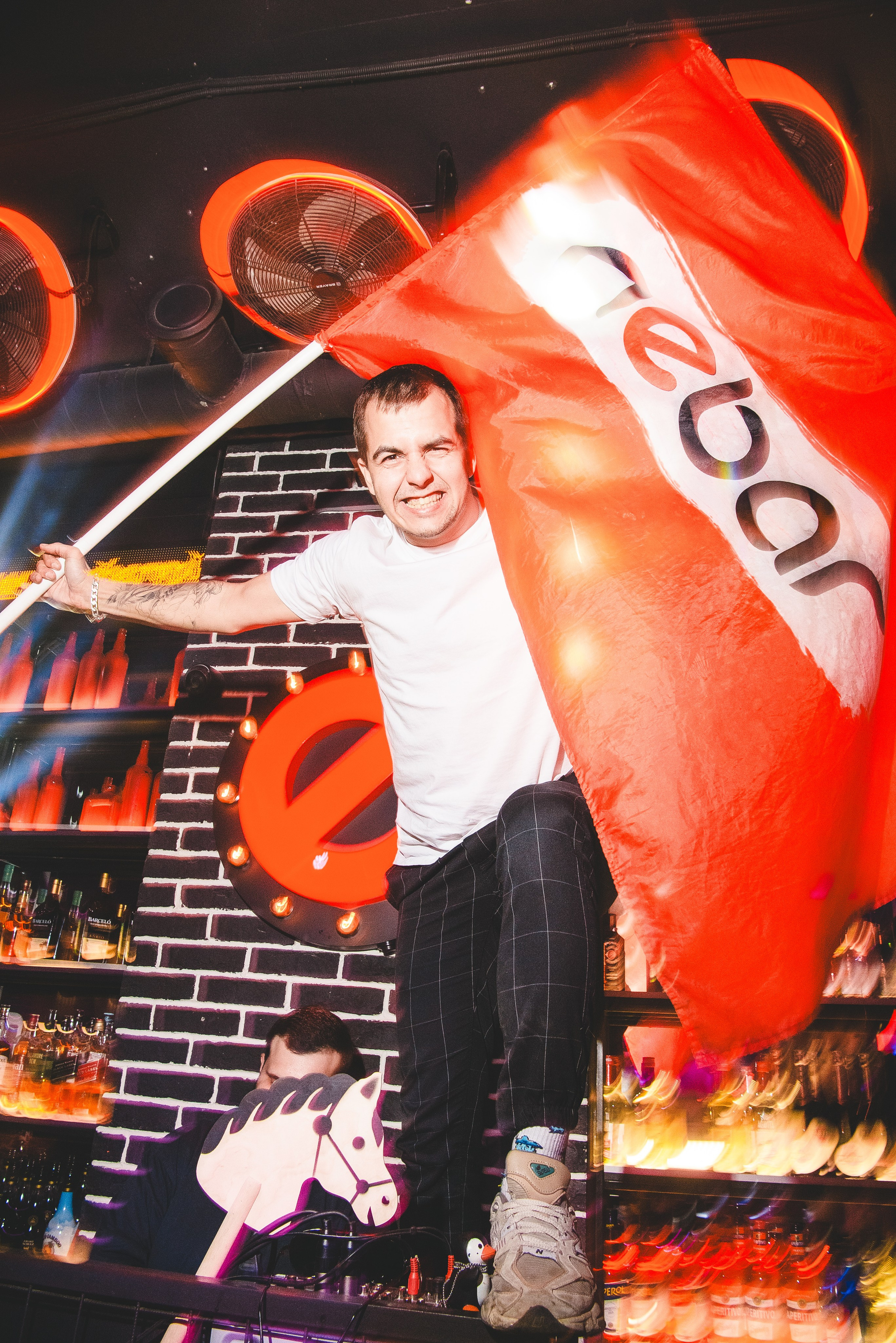 Фотоотчёты о вечеринках для НеБар Волгоград. Или стиль «пьяный фотограф». Фотограф в Волгограде и Волжском Александр Горбань