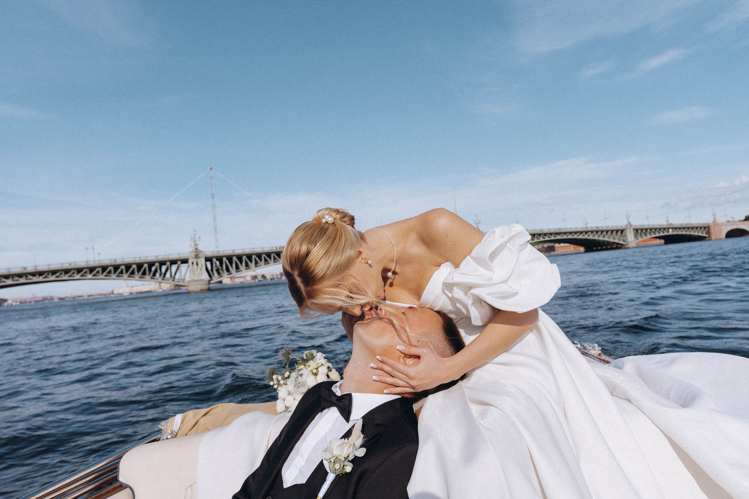 СВАДЕНБНАЯ СЬЕМКА НА КАТЕРЕ ПО КАНАЛАМ САНКТ-ПЕТЕРБУРГА И В АКВАТОРИИ НЕВЫ. Профессиональный фотограф, Санкт-Петербург — Виктория Богомолова