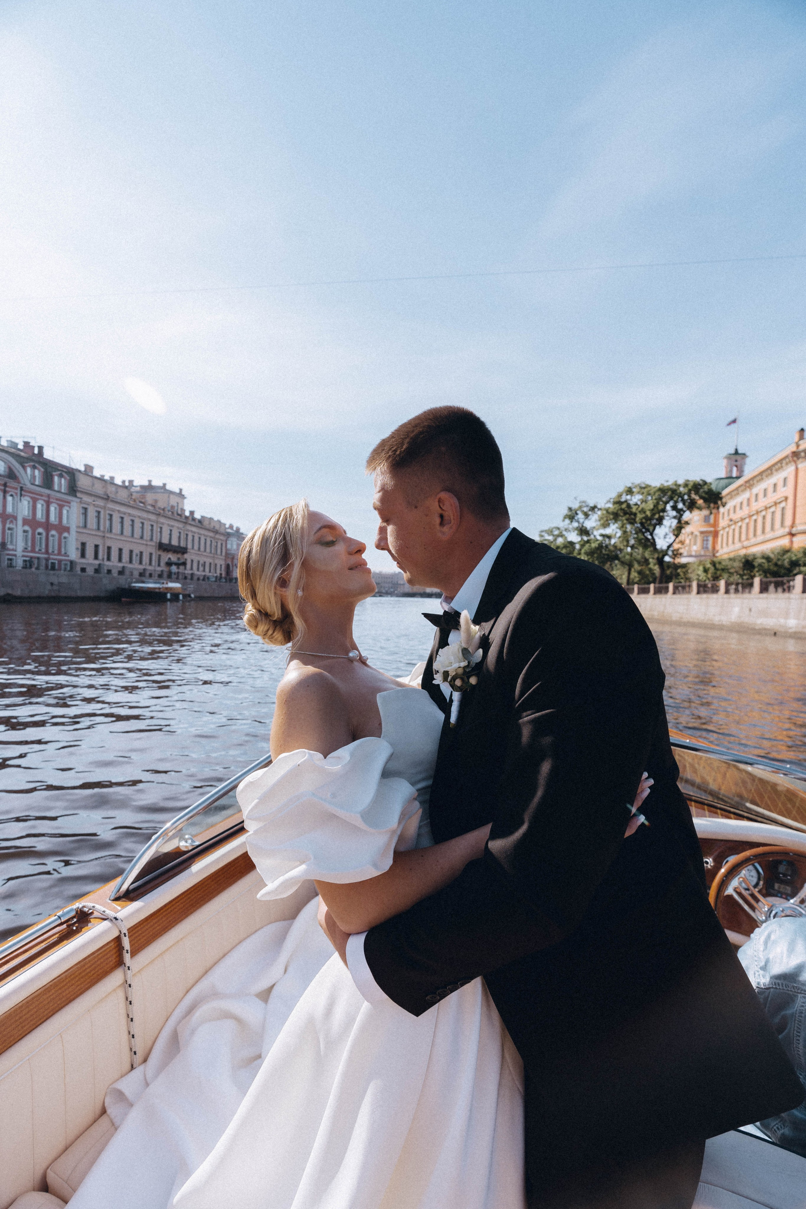 СВАДЕНБНАЯ СЬЕМКА НА КАТЕРЕ ПО КАНАЛАМ САНКТ-ПЕТЕРБУРГА И В АКВАТОРИИ НЕВЫ. Профессиональный фотограф, Санкт-Петербург — Виктория Богомолова