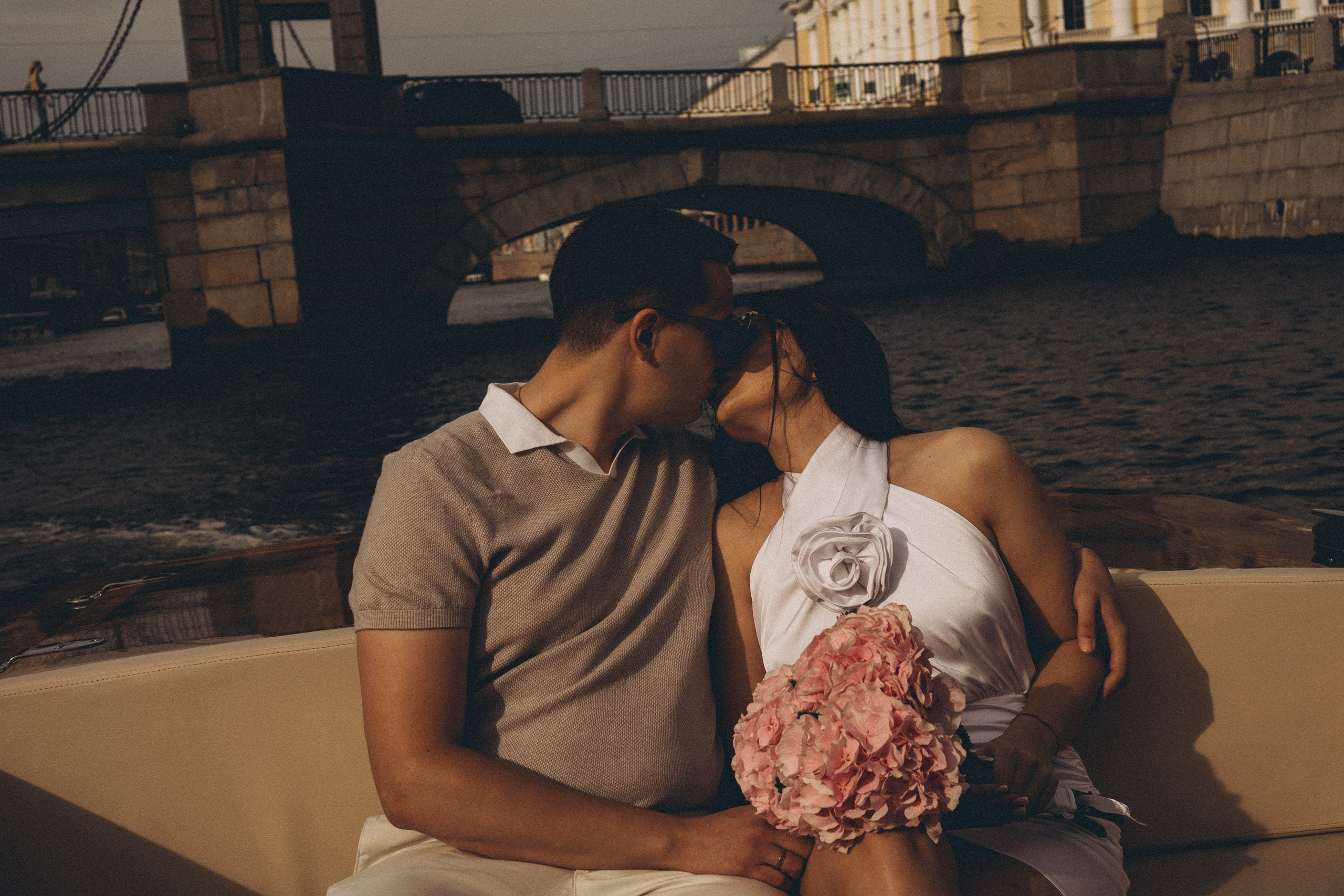 СВАДЕНБНАЯ СЬЕМКА НА КАТЕРЕ ПО КАНАЛАМ САНКТ-ПЕТЕРБУРГА И В АКВАТОРИИ НЕВЫ. Профессиональный фотограф, Санкт-Петербург — Виктория Богомолова