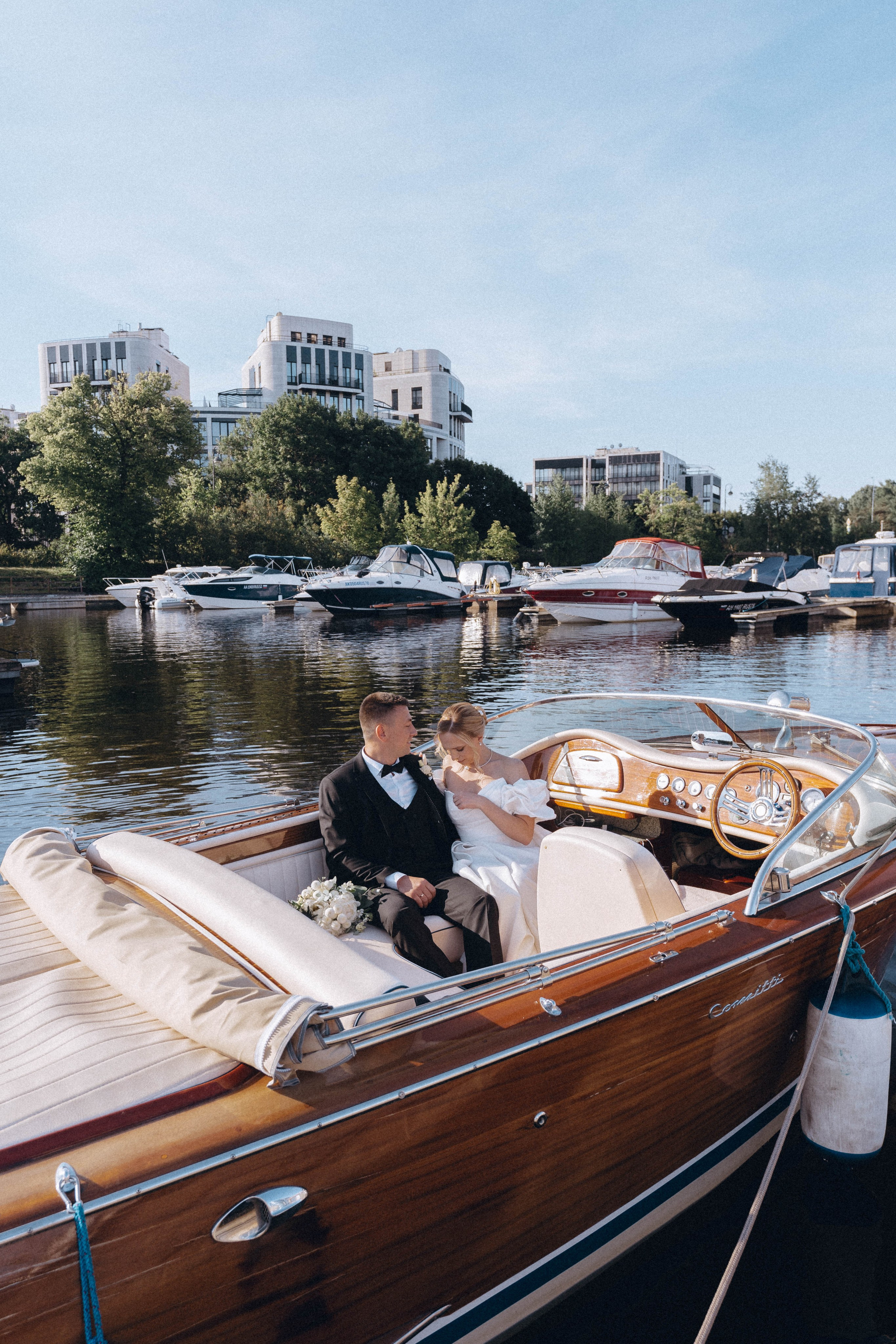 СВАДЕНБНАЯ СЬЕМКА НА КАТЕРЕ ПО КАНАЛАМ САНКТ-ПЕТЕРБУРГА И В АКВАТОРИИ НЕВЫ. Профессиональный фотограф, Санкт-Петербург — Виктория Богомолова