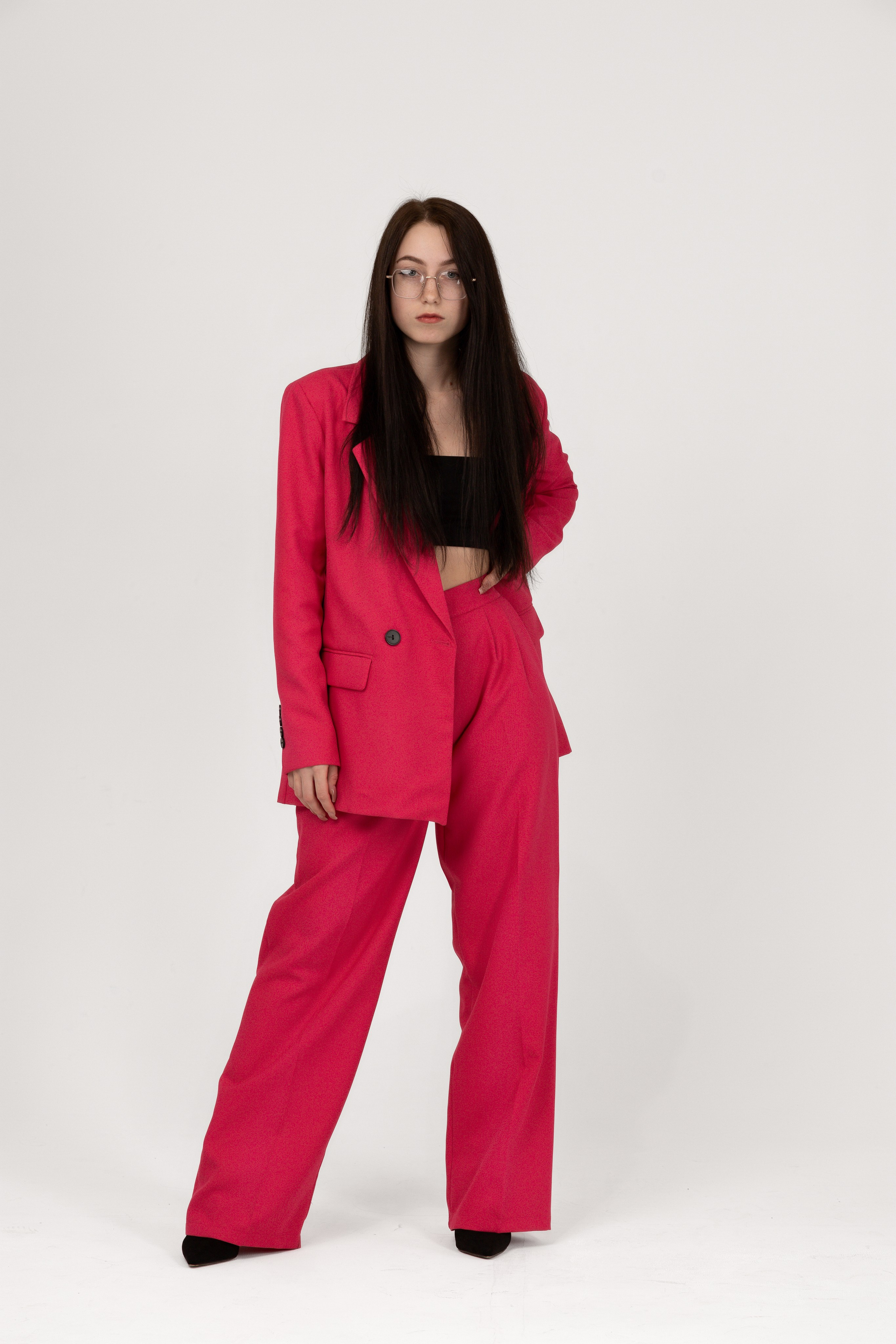 Студийная съёмка в розовом пиджаке