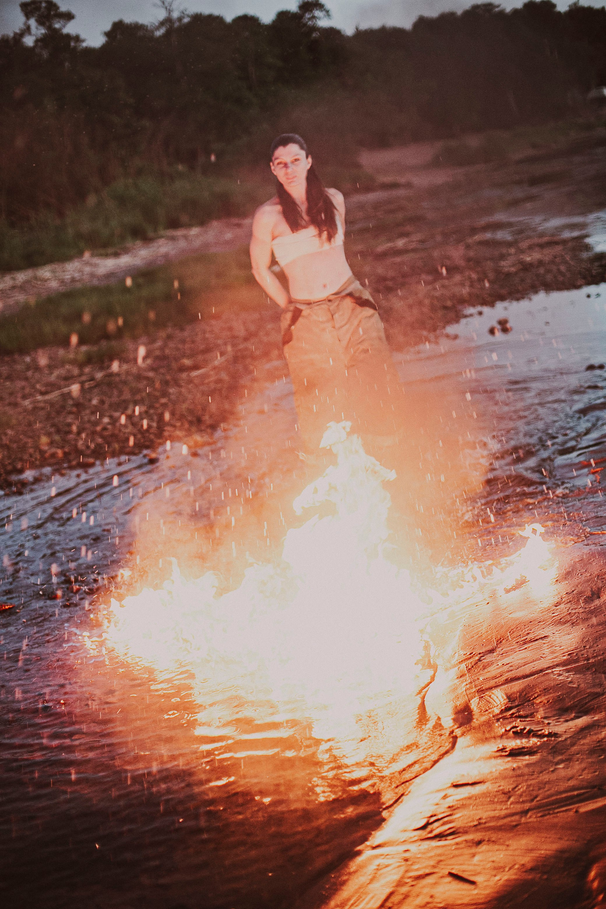 Художественная фотосессия с открытым огнем на пляже, портретный фотограф Ирина Подборская, Санкт-Петербург