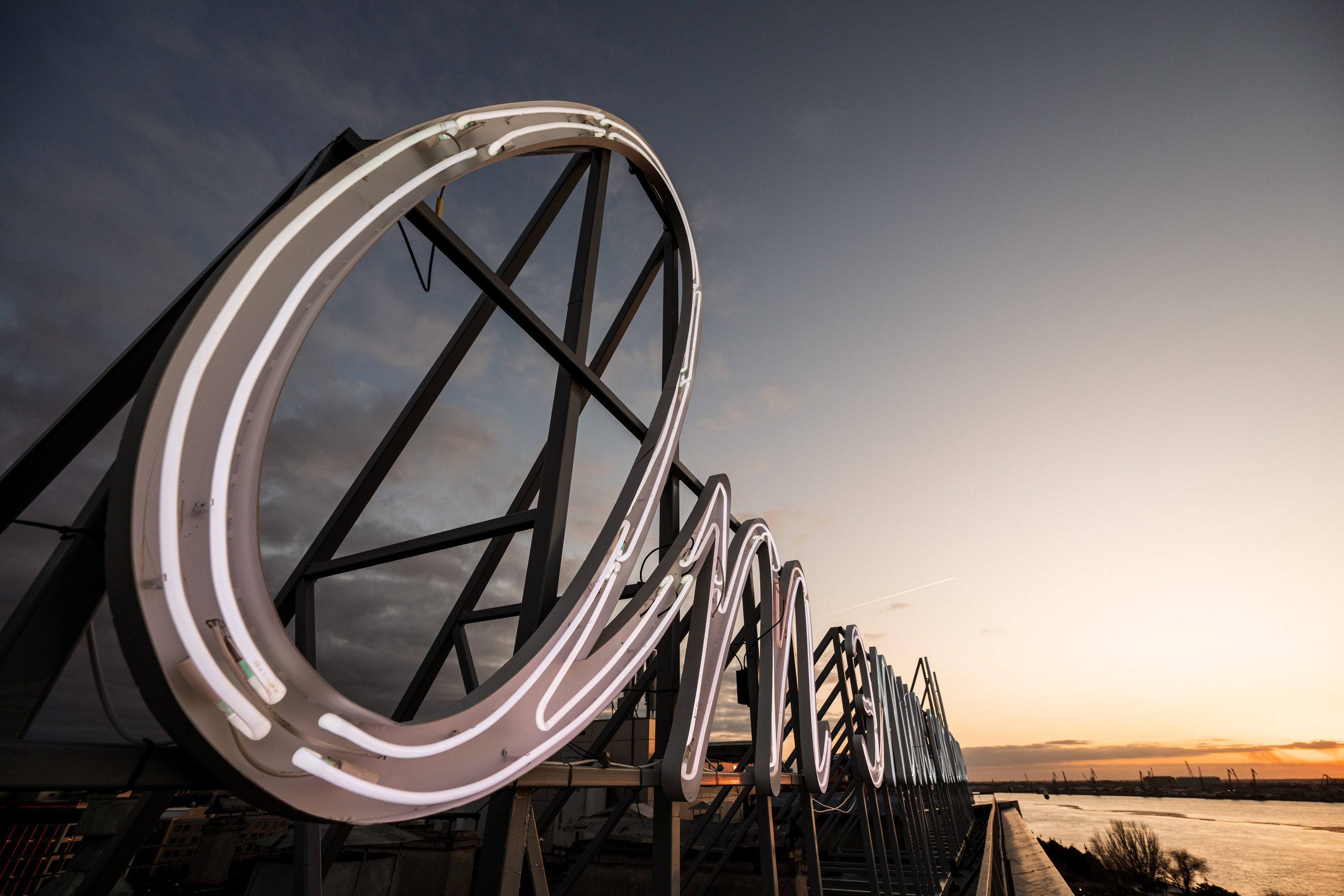 В Астрахани прошло открытие арт-объекта «От этих слов светлее» художника Владимира Абиха