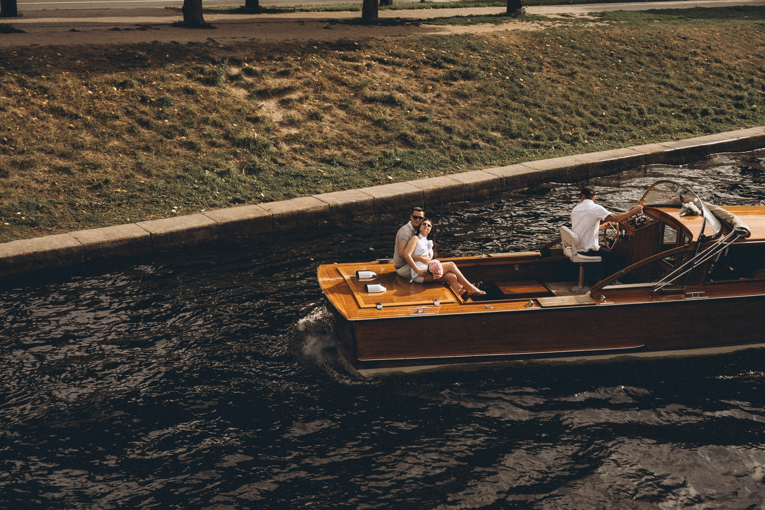 СВАДЕНБНАЯ СЬЕМКА НА КАТЕРЕ ПО КАНАЛАМ САНКТ-ПЕТЕРБУРГА И В АКВАТОРИИ НЕВЫ. Профессиональный фотограф, Санкт-Петербург — Виктория Богомолова