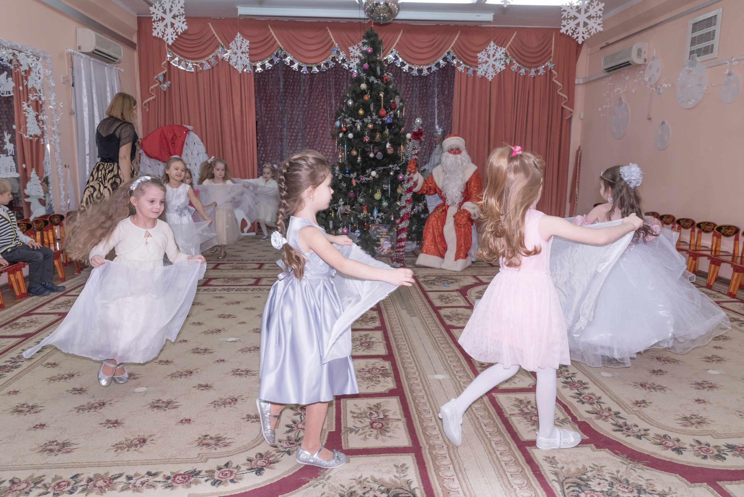 Ёлка в детском саду. Фотограф Евгений Симохин