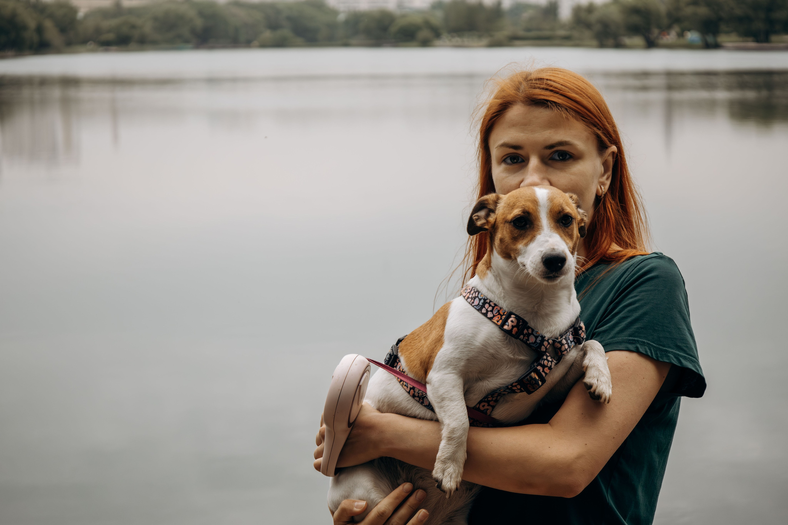 Моя маленькая спутница: Банни и Настя в Южнобутовском парке. Фотограф-анималист в Москве Екатерина Тихонова
