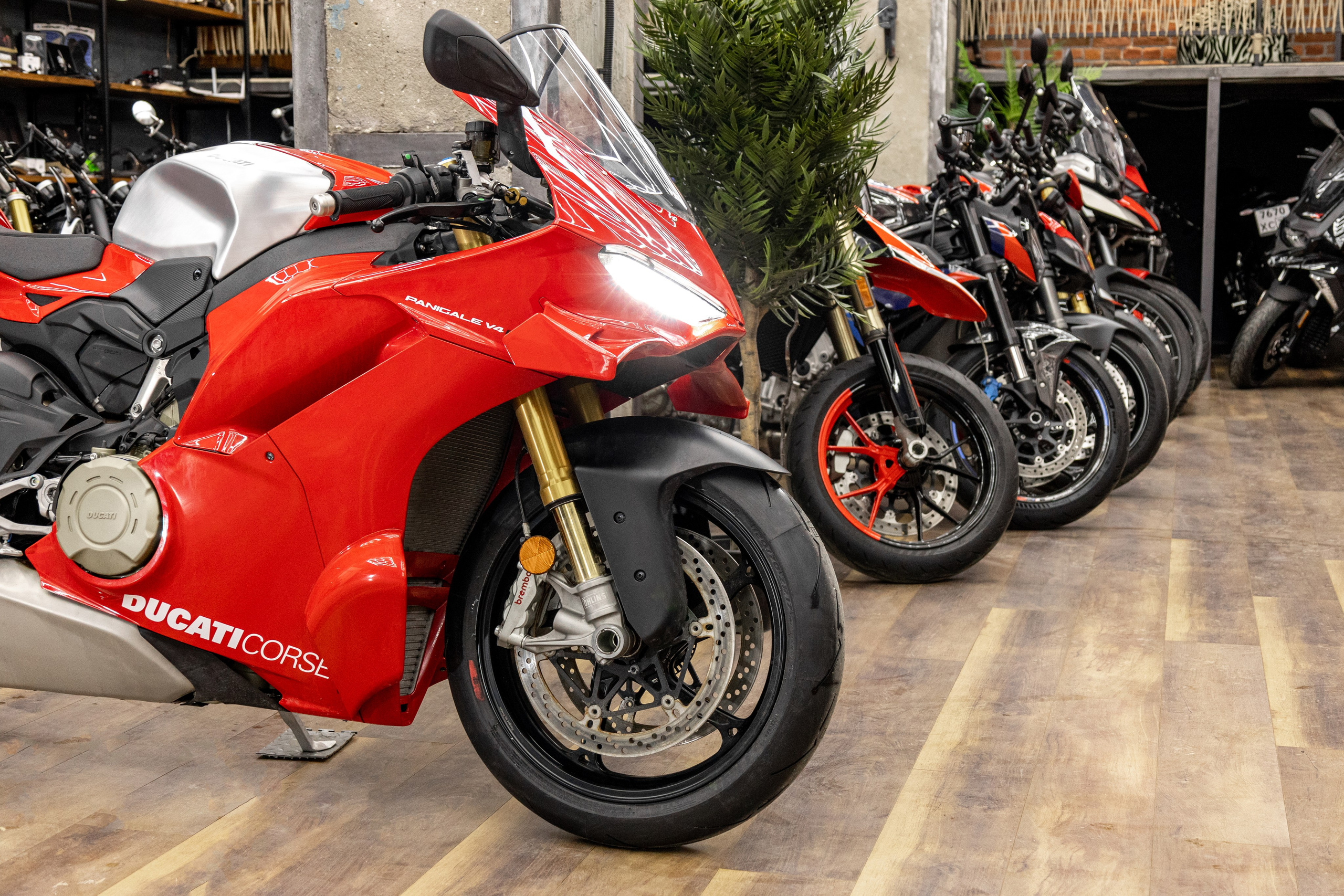 Профессиональная съемка автомобилей и мотоциклов. Фото и видео контент для бизнеса в Москве и Московской области