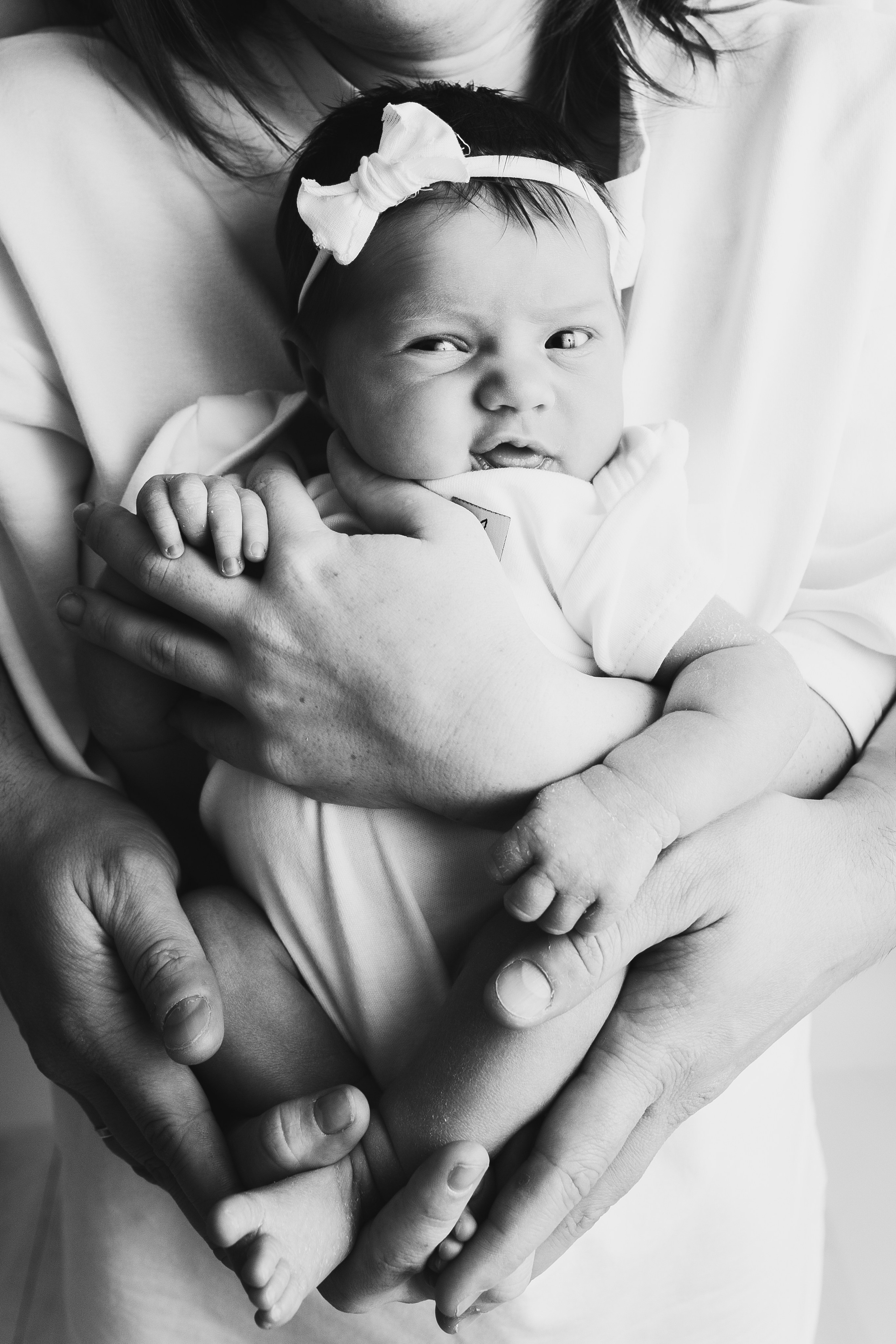 Newborn (фотосессия новорожденных). Фотостудия для новорожденных и малышей в Твери — На ручки