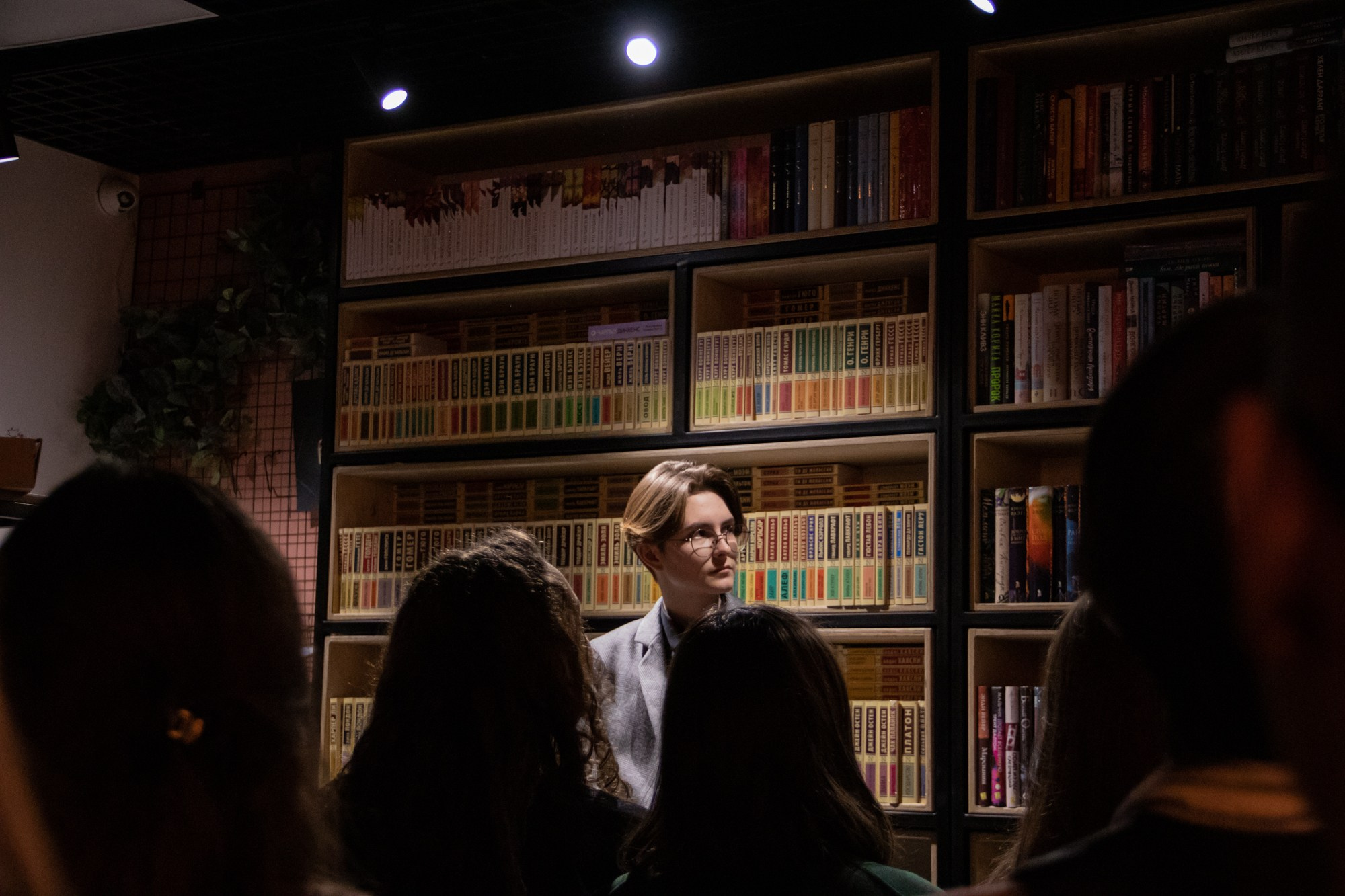 Презентация книги в кофейне «Издательство кофе». Репортажный, промышленный и маркетплейс-фотограф Дмитрий Чернат