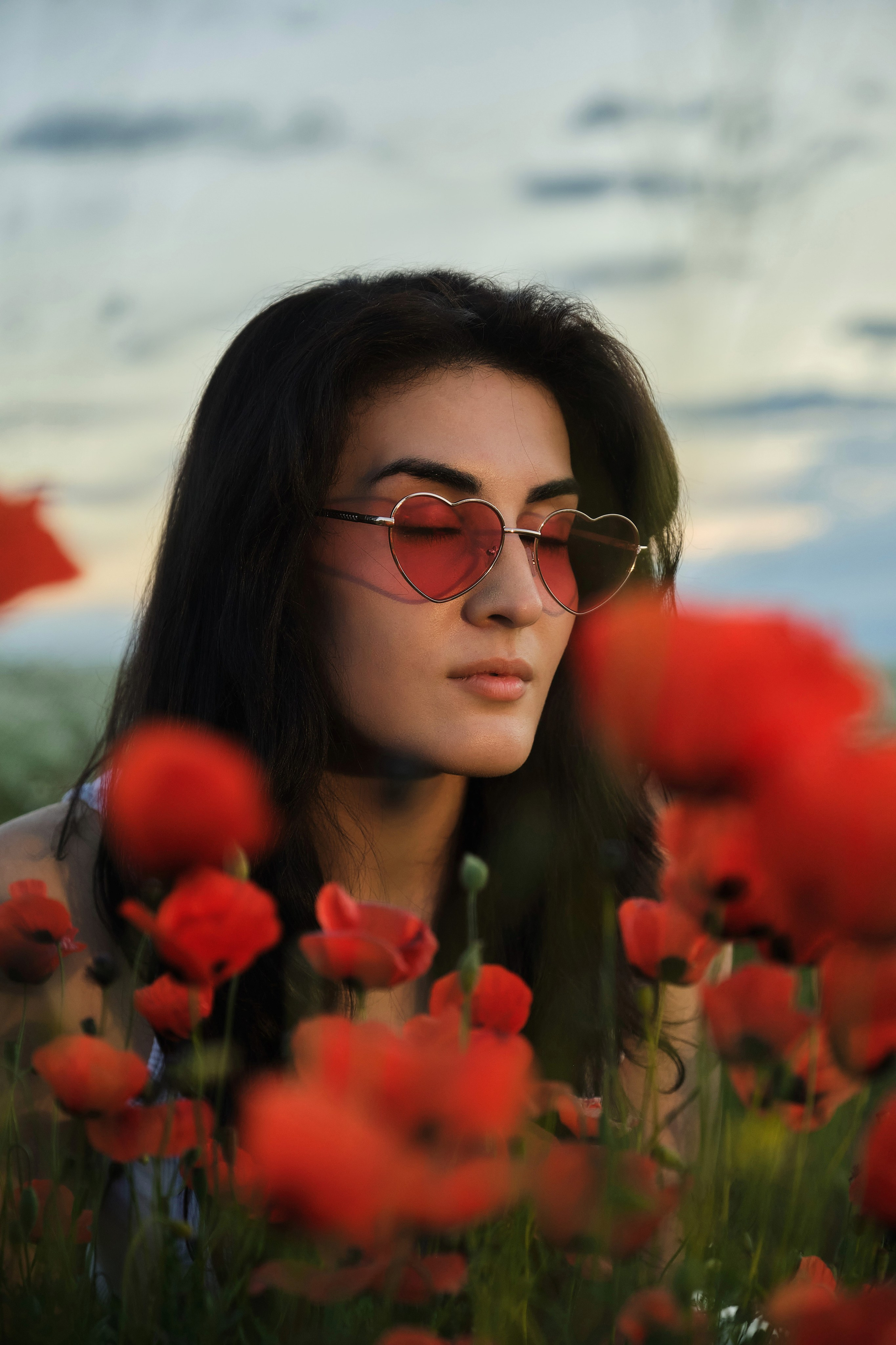 ELMIRA, CHAIR & POPPIES. Фотограф Михаил Мальчевский
