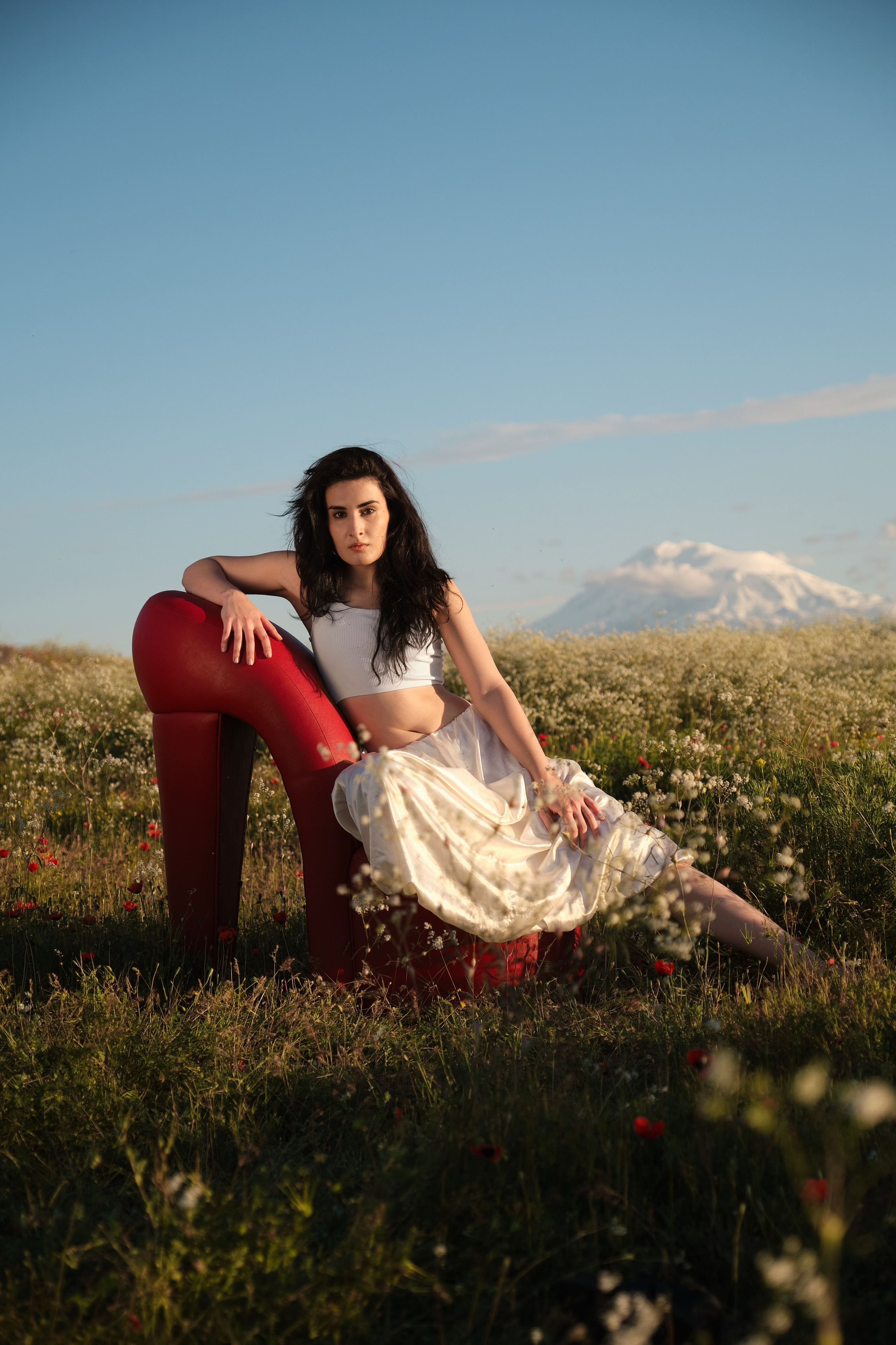 ELMIRA, CHAIR & POPPIES. Фотограф Михаил Мальчевский