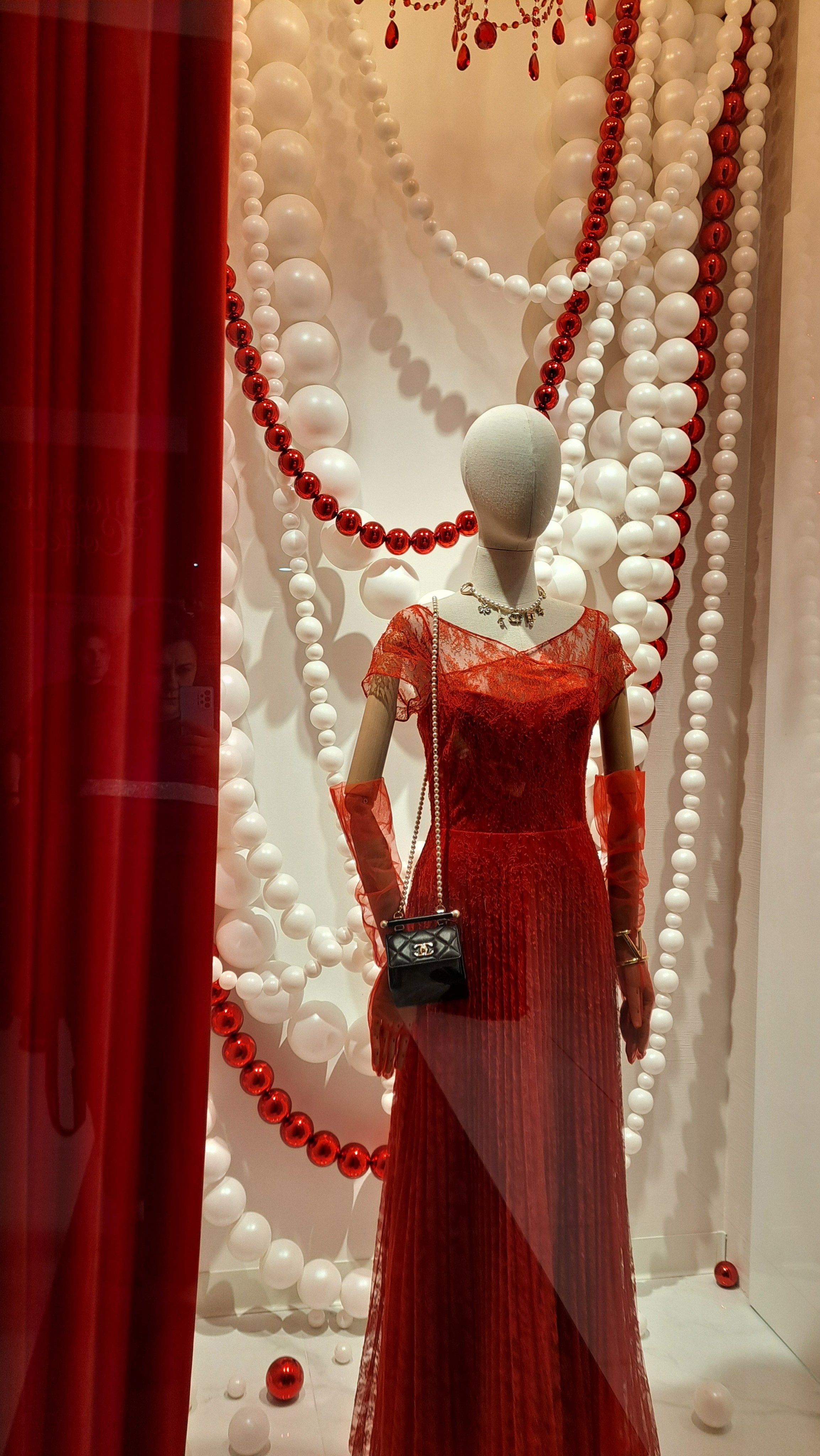 Витрины магазина PODIUM RED. Кризисный и телесно-ориентированный психолог в Москве Печора Катерина✨