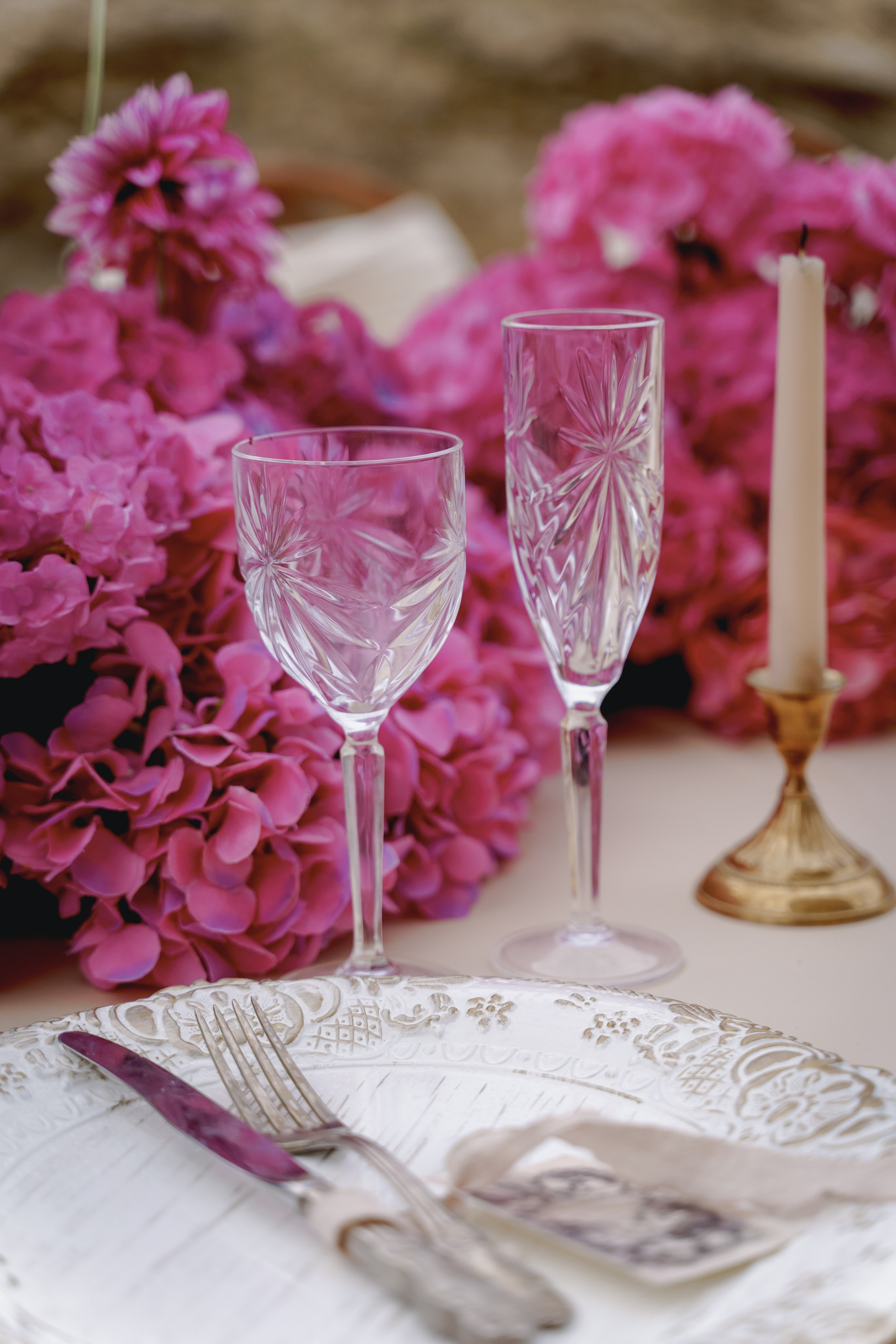 Декор свадебного ужина: натуральные ткани, свечи и виноградные лозы