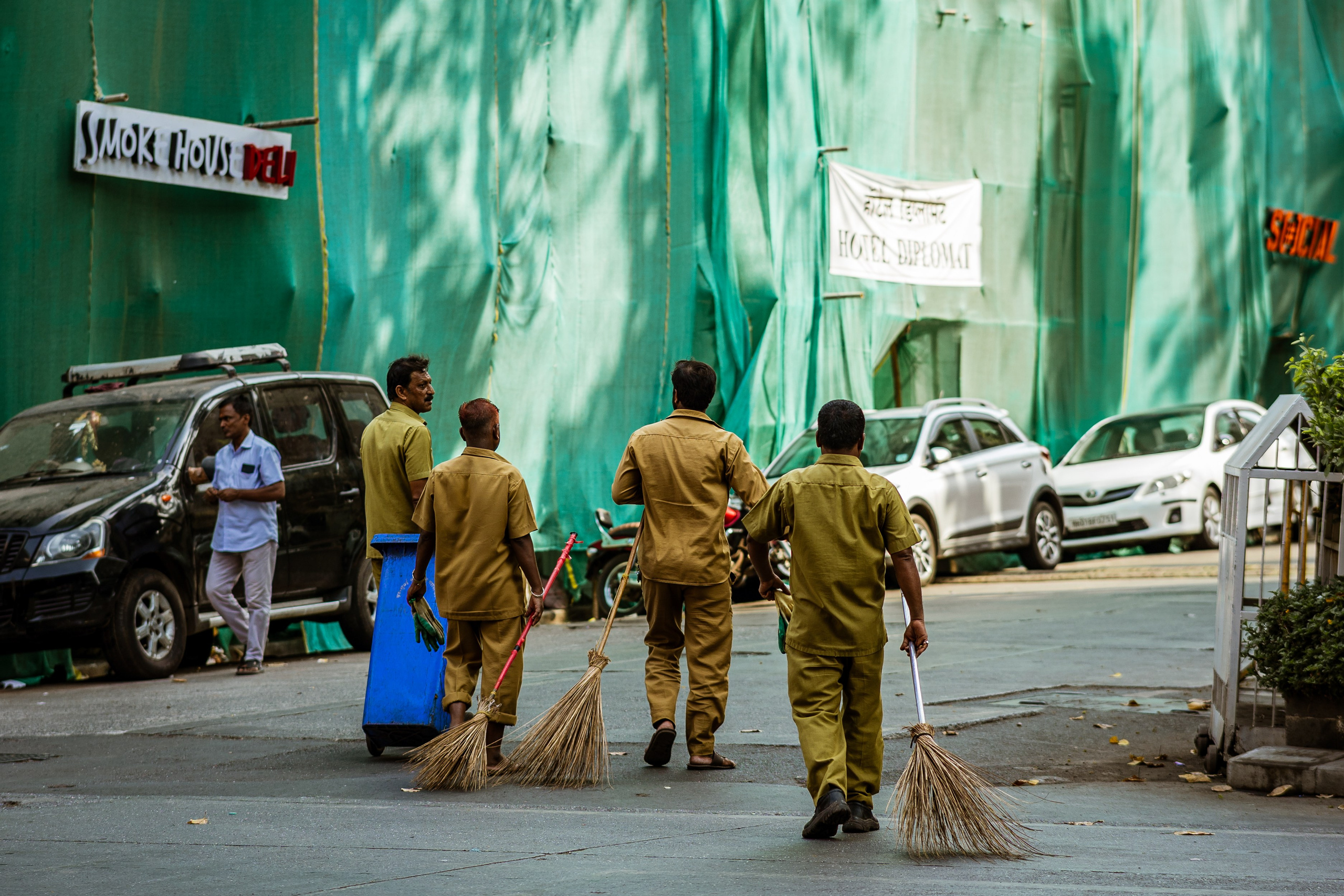 Люди у старинного здания в Индии, документальная уличная фотография