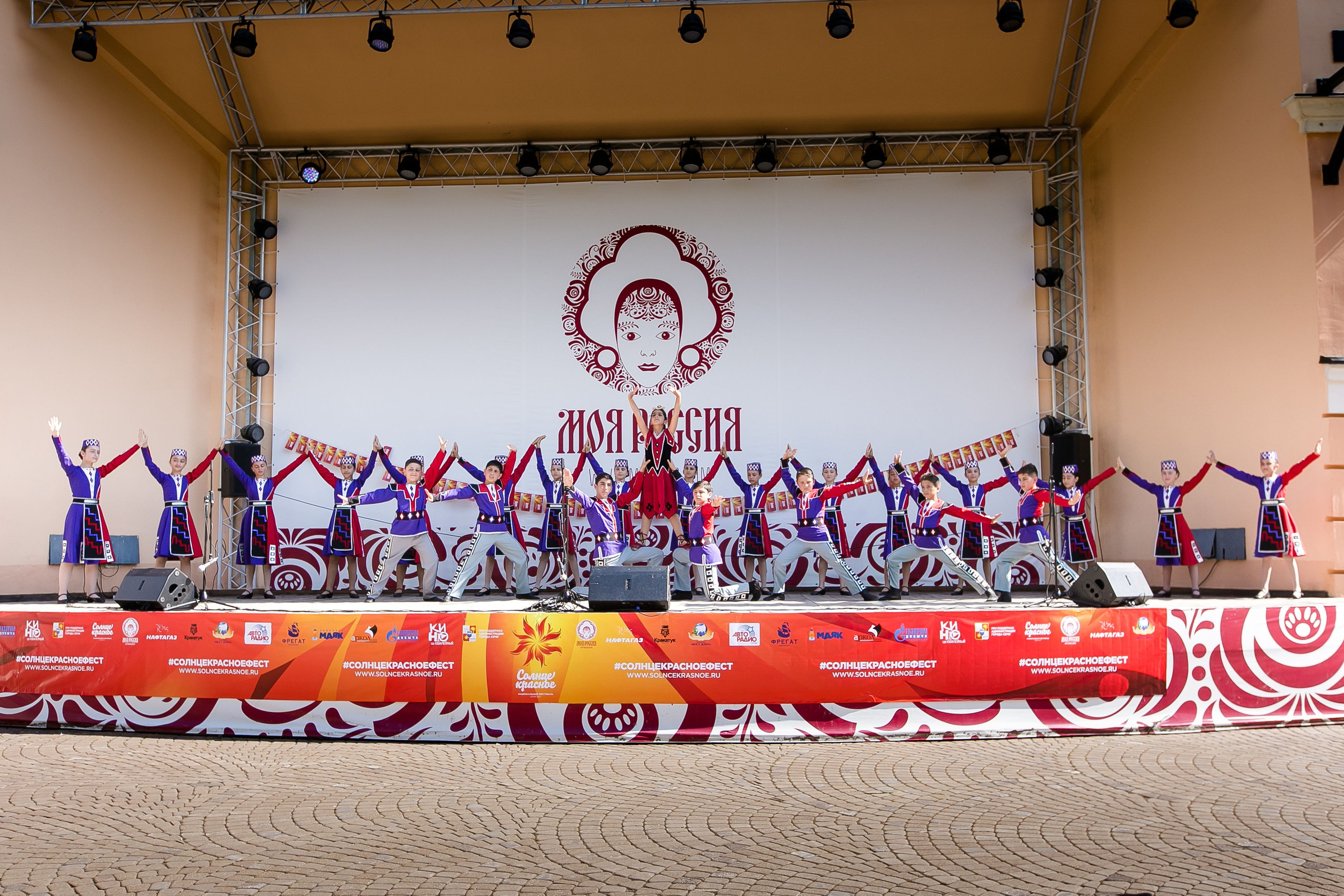 Репортажная фотосъемка детских музыкально-танцевальных фестивалей. Репортажный фотограф | Роза Хутор Красная Поляна Сочи Сириус