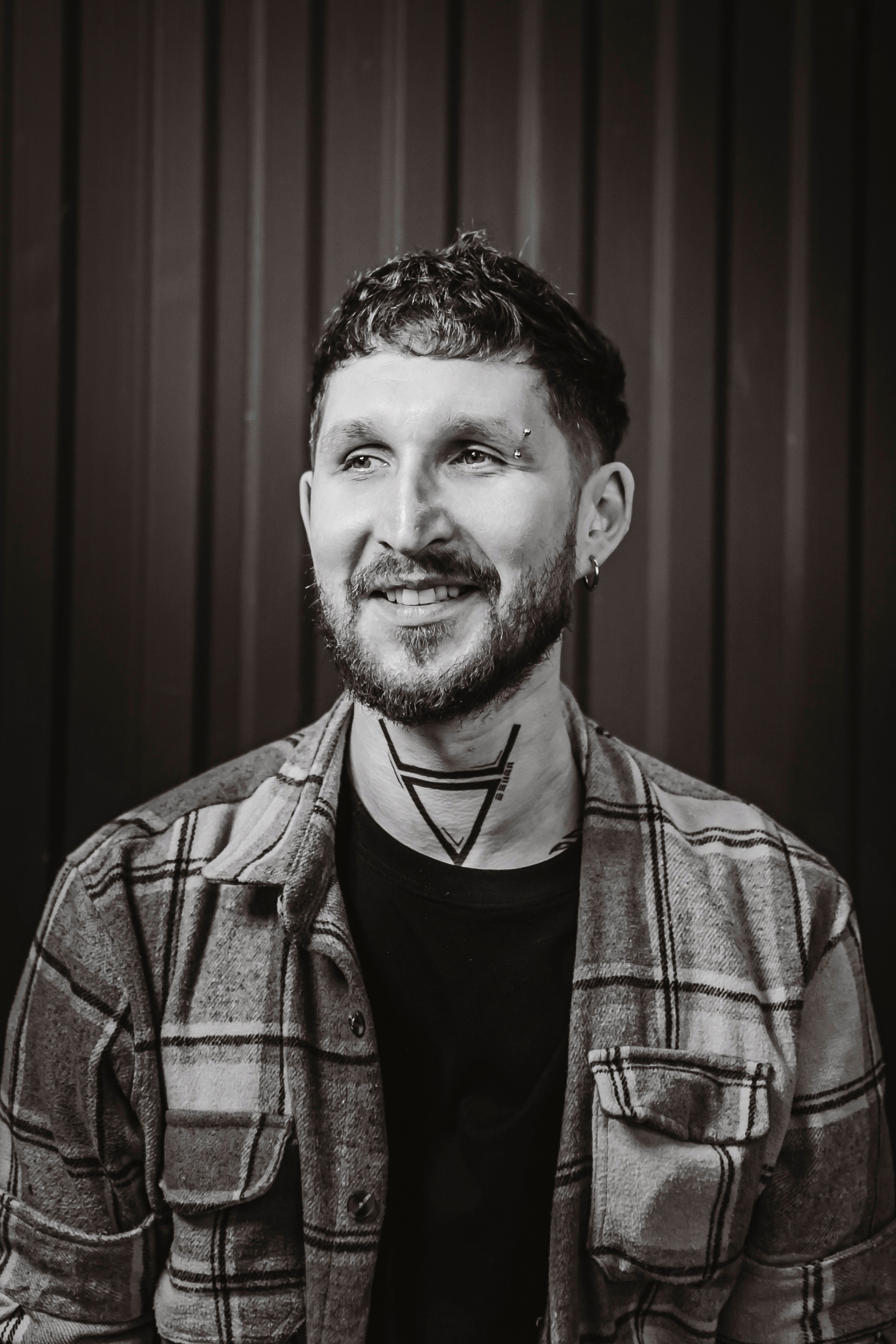 поясной портрет мужчины в чб 