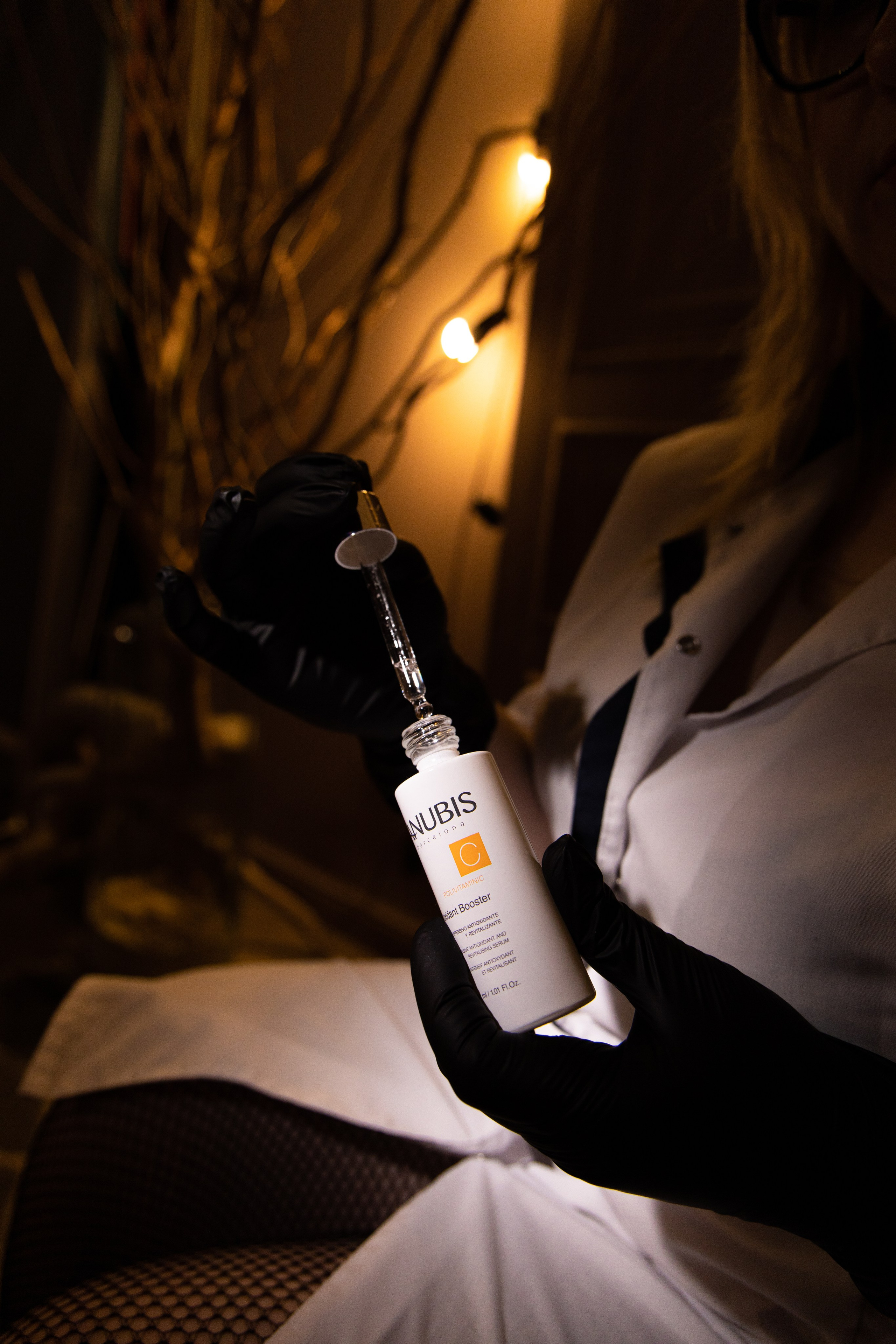 Девушка косметолог сидит и держит тюбик с косметикой. Контент для мастеров. Съёмка в Астрахани.