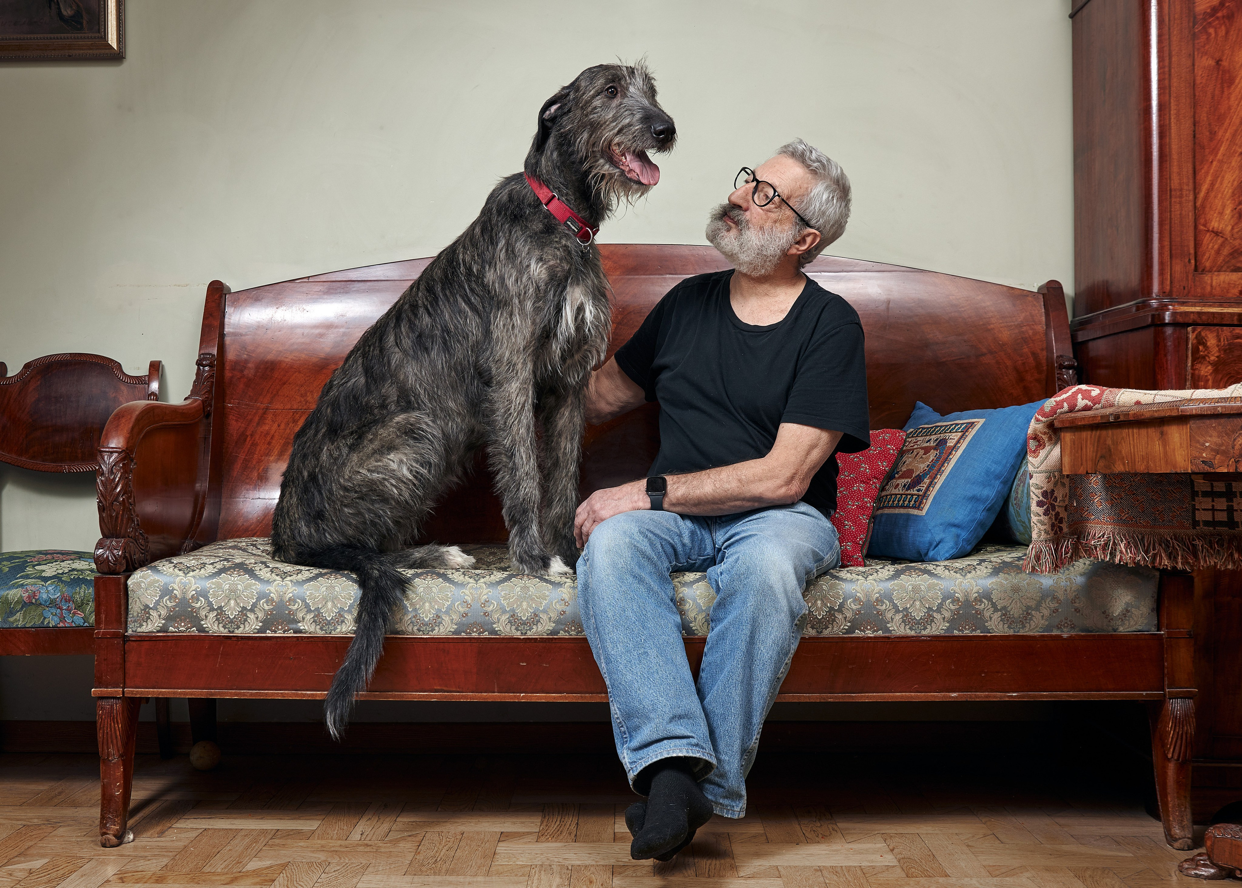 Художник Сергей Цигаль с собакой волкодавом